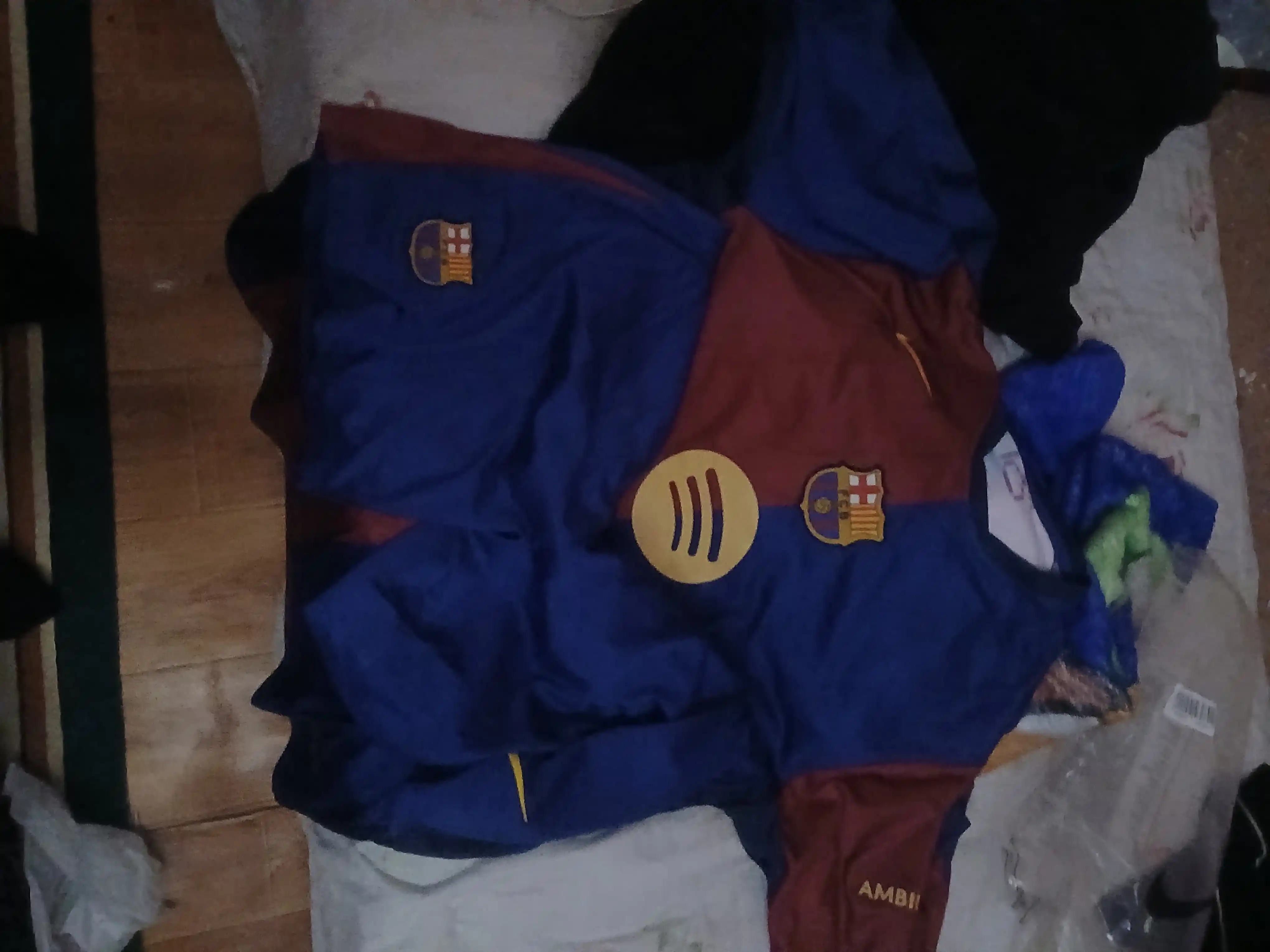 Futbol yengli formalari Barselona, uy va safar uchrashuvlari uchun 24 / 25