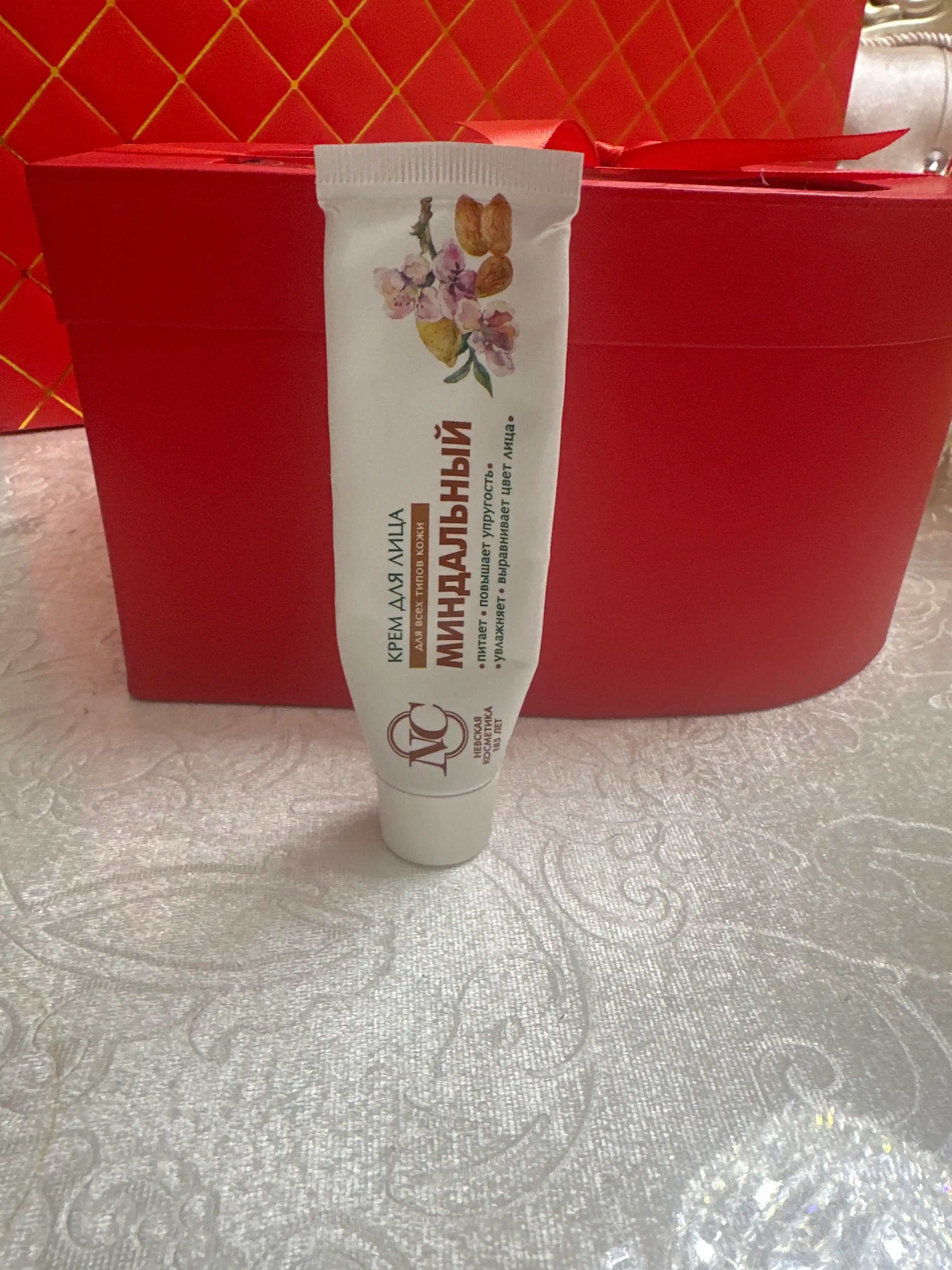 Barcha teri turlari uchun namlovchi va oziqlantirvchi Nevskaya Kosmetika bodom yuz kremi, 40 ml
