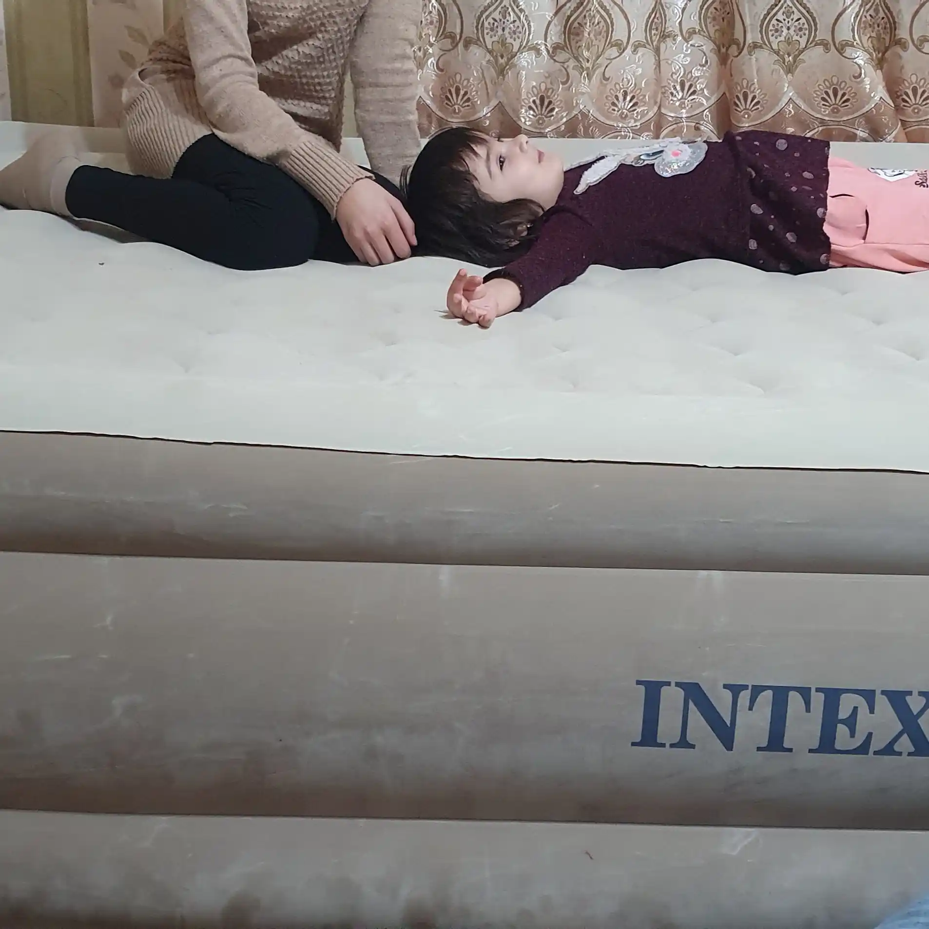 Ikki kishilik shishiriladigan karavot, 152*203*46 sm, o‘rnatilgan elektr nasosi bilan, Intex