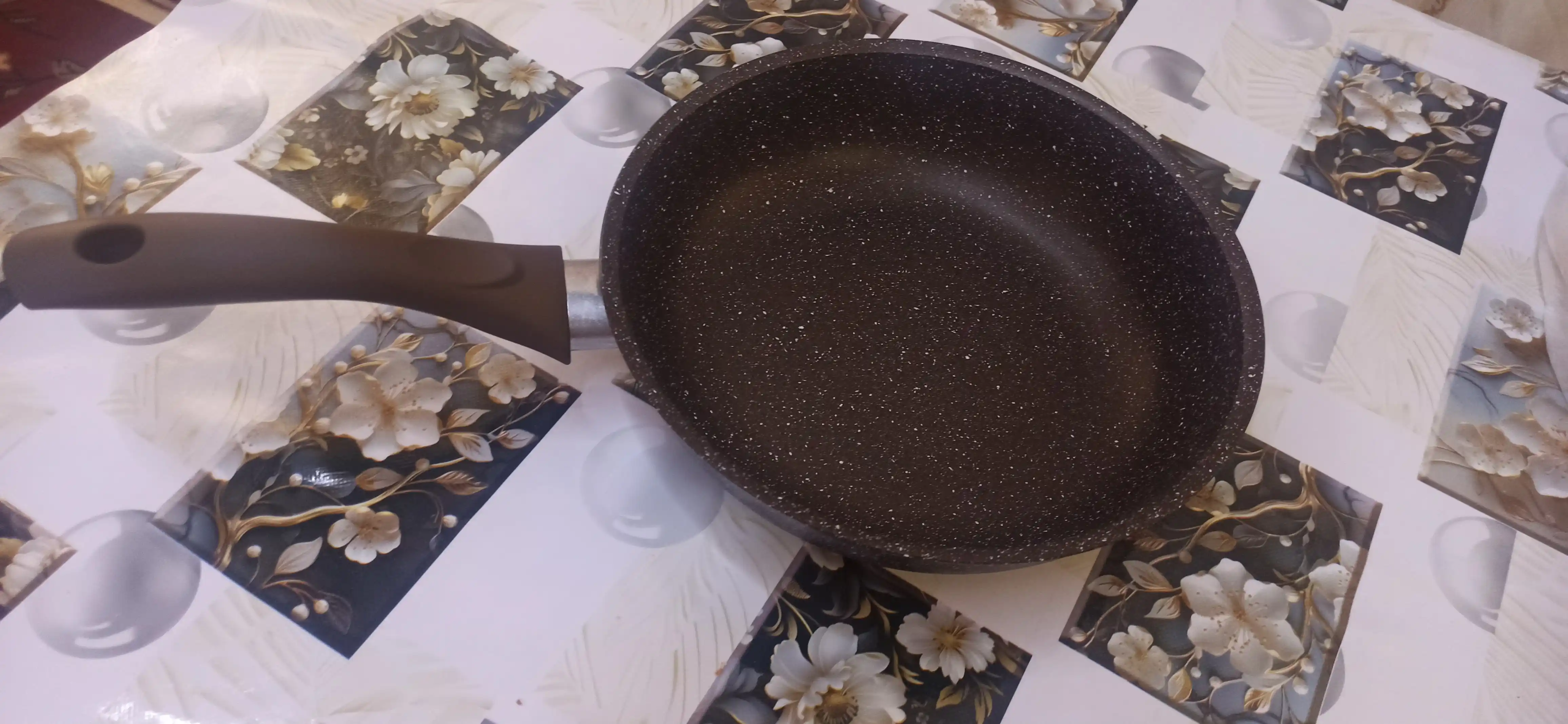 Kukmara "Mramor" skovorodka – yopishmaydigan, kofe rangli mramor, quyma tutqichli
