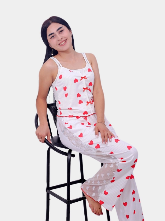 Ayollar uchun to‘rli tungi ko‘ylak, penyuar va uy kiyimi, uyqu uchun pijama