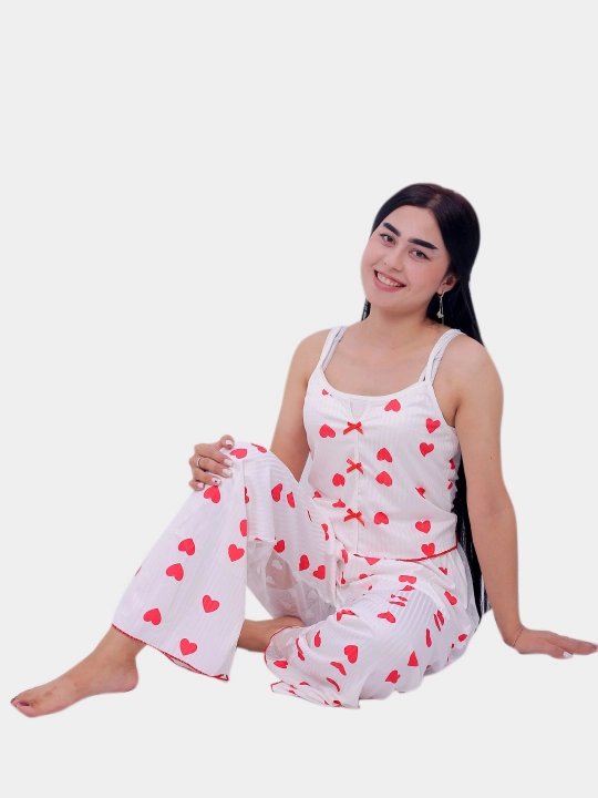 Ayollar uchun to‘rli tungi ko‘ylak, penyuar va uy kiyimi, uyqu uchun pijama