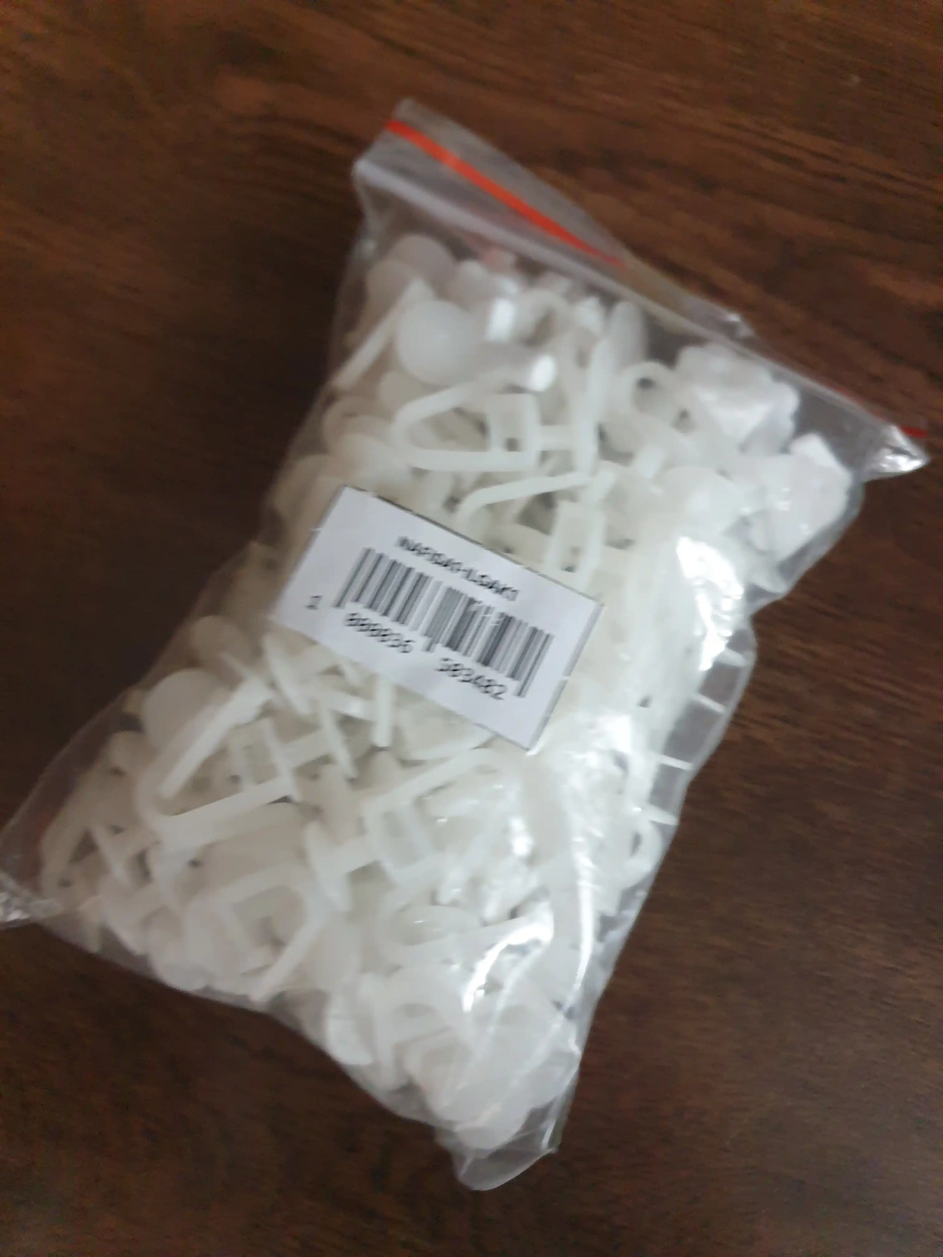 Parda uchun ilgaklar, plastik karnizlar uchun + 4 dona stop