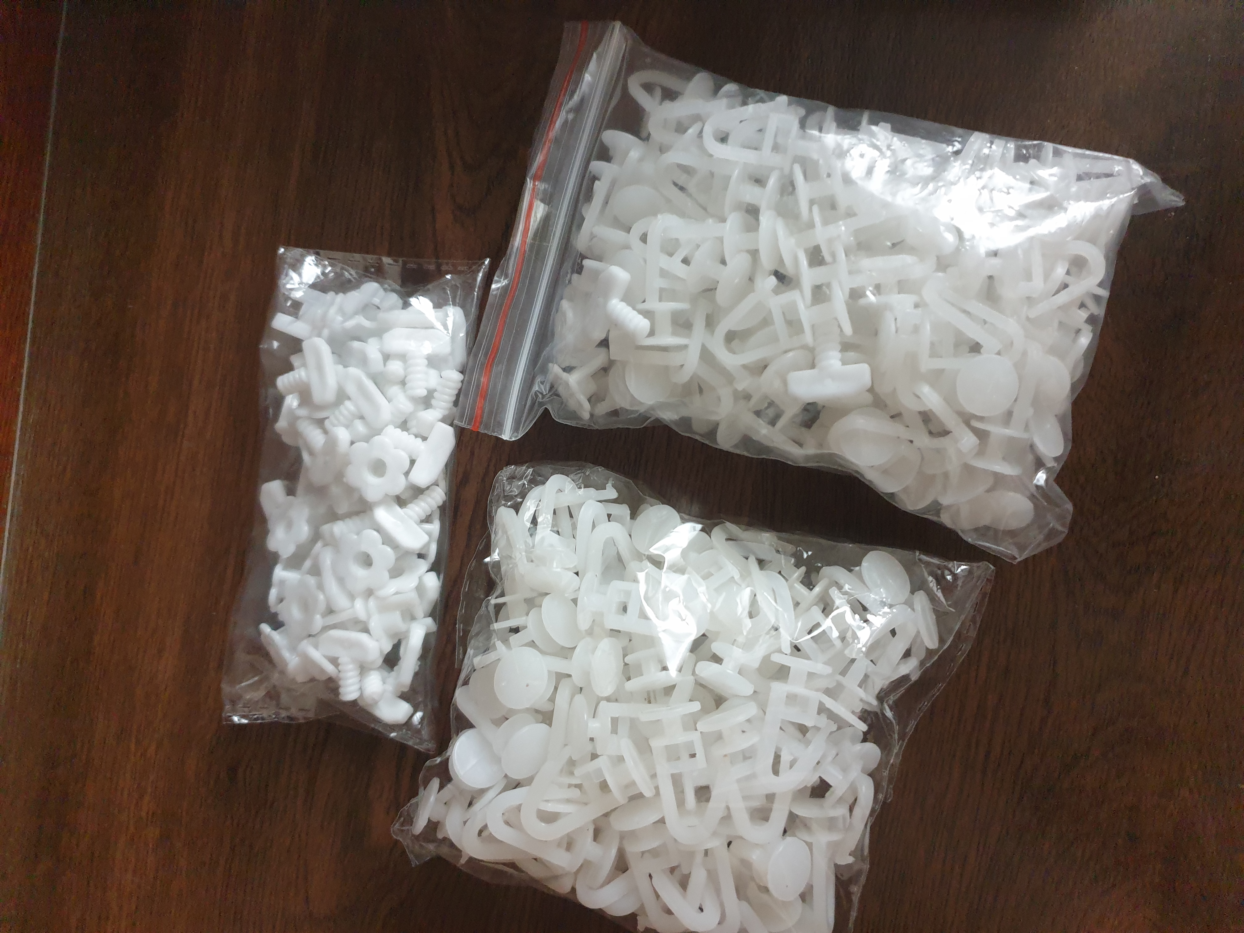 Parda uchun ilgaklar, plastik karnizlar uchun + 4 dona stop