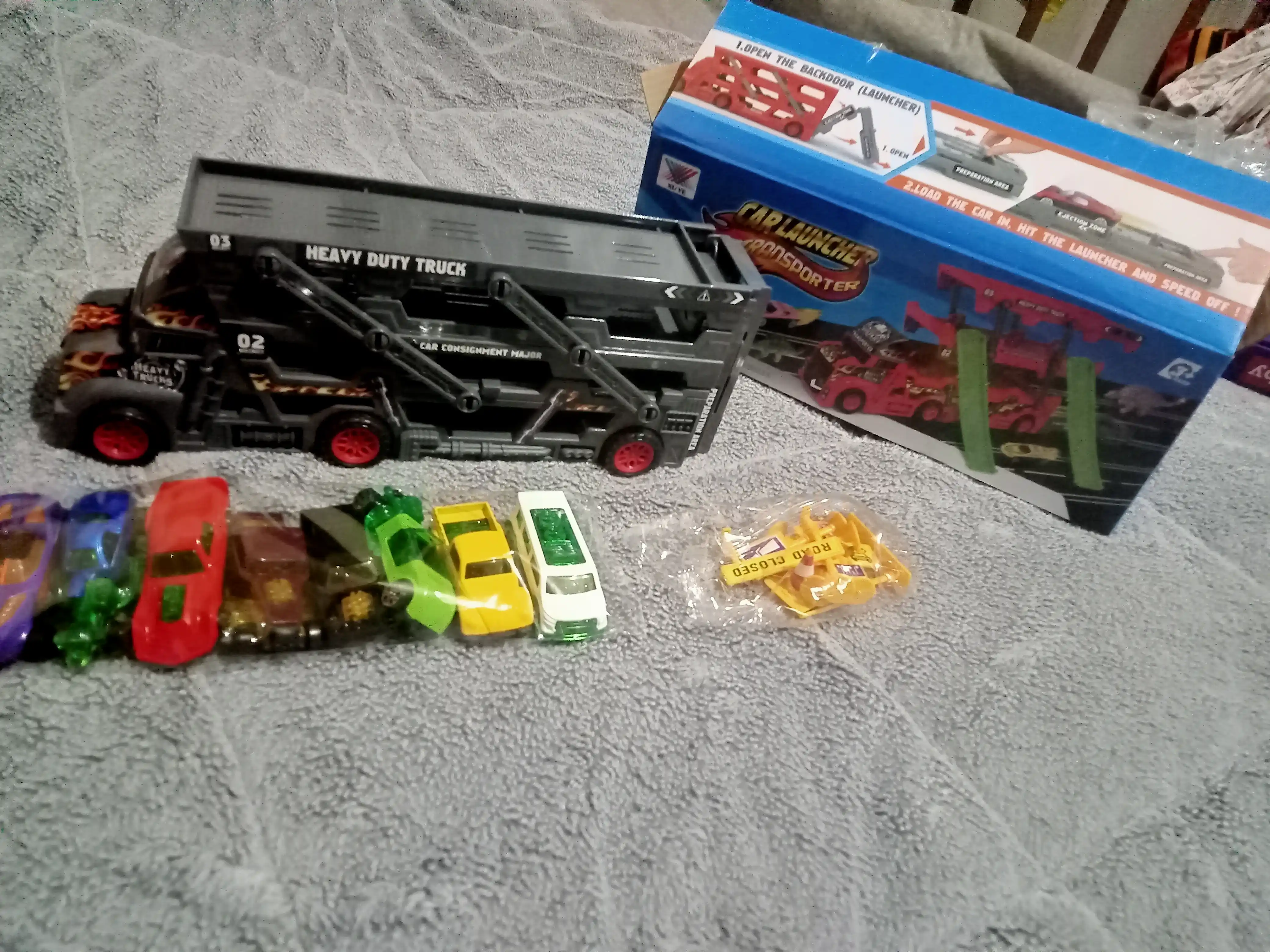 Hot Wheels metall mashinachali avtovoz, katapultali, 8 dona + gilamcha shahar