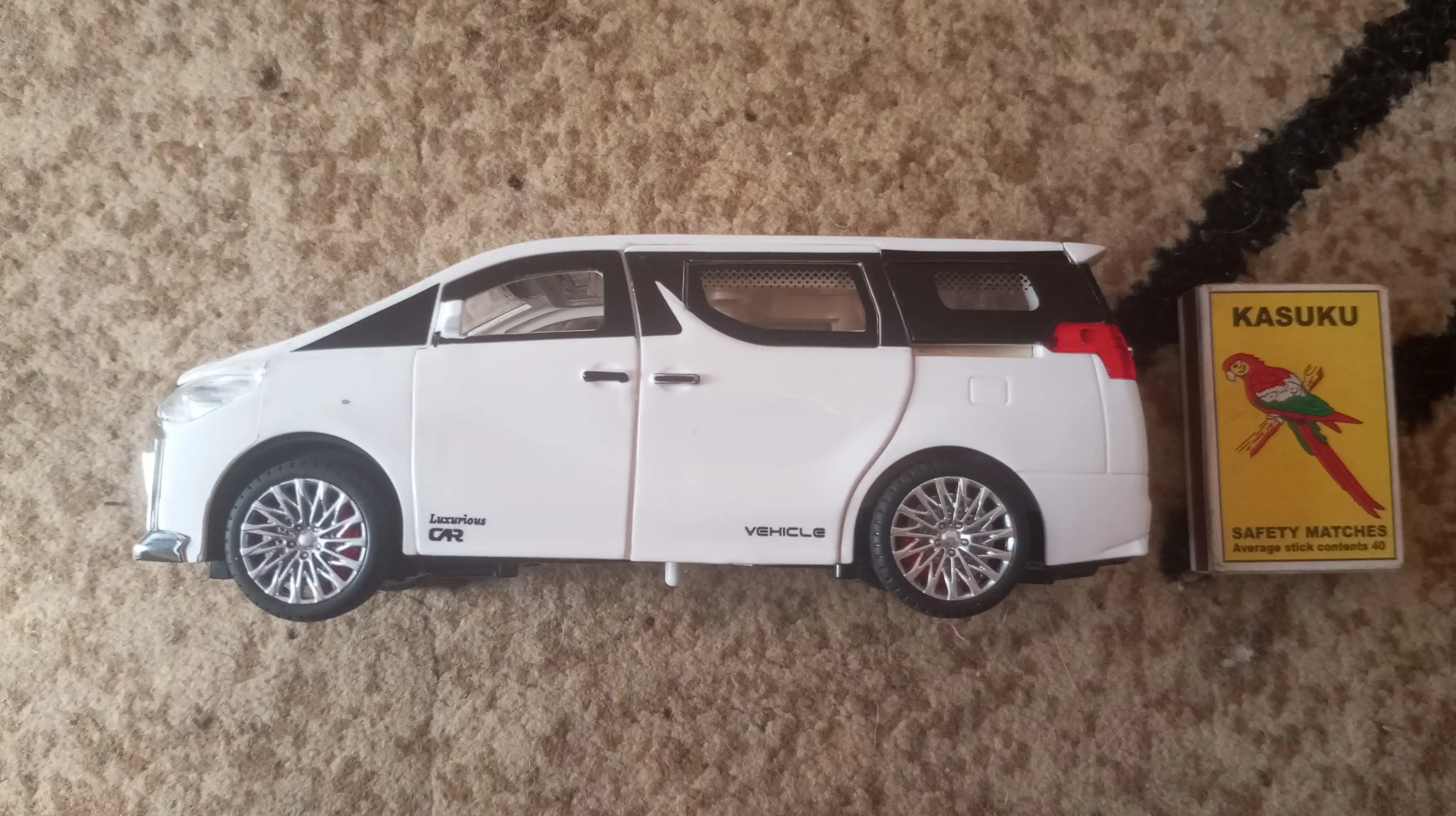 Miniven, yonuvchi chiroqlar va ovoz effektlariga ega mashina