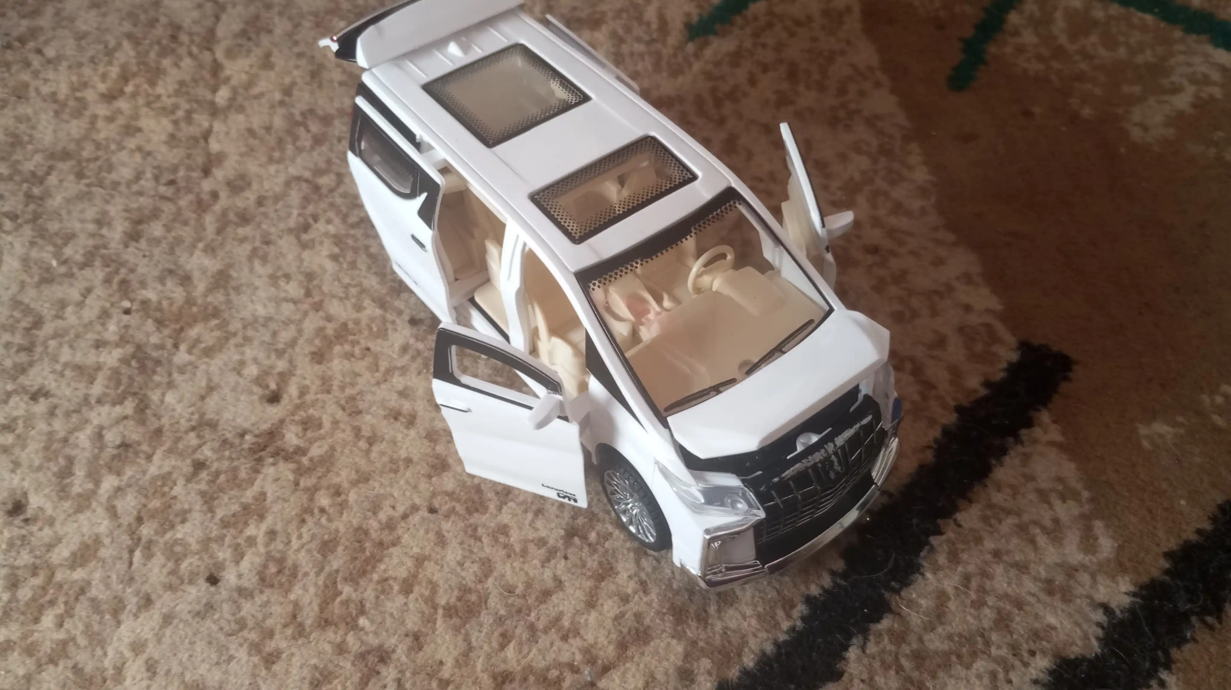 Miniven, yonuvchi chiroqlar va ovoz effektlariga ega mashina