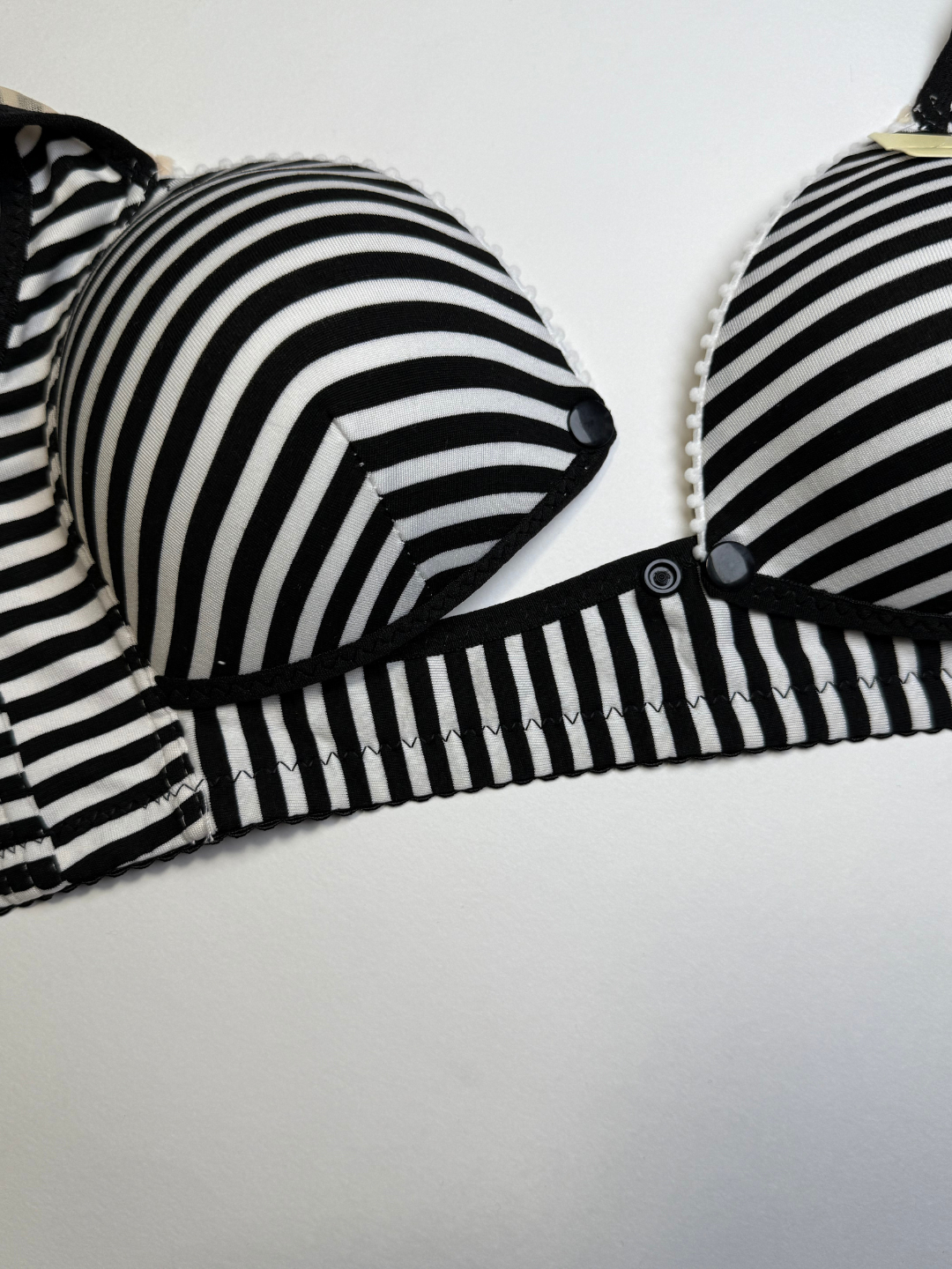 Oq yubka va sutyendagi jinsiy aloqa Akrobatlar külotlu va külotsiz: fotosuratlar