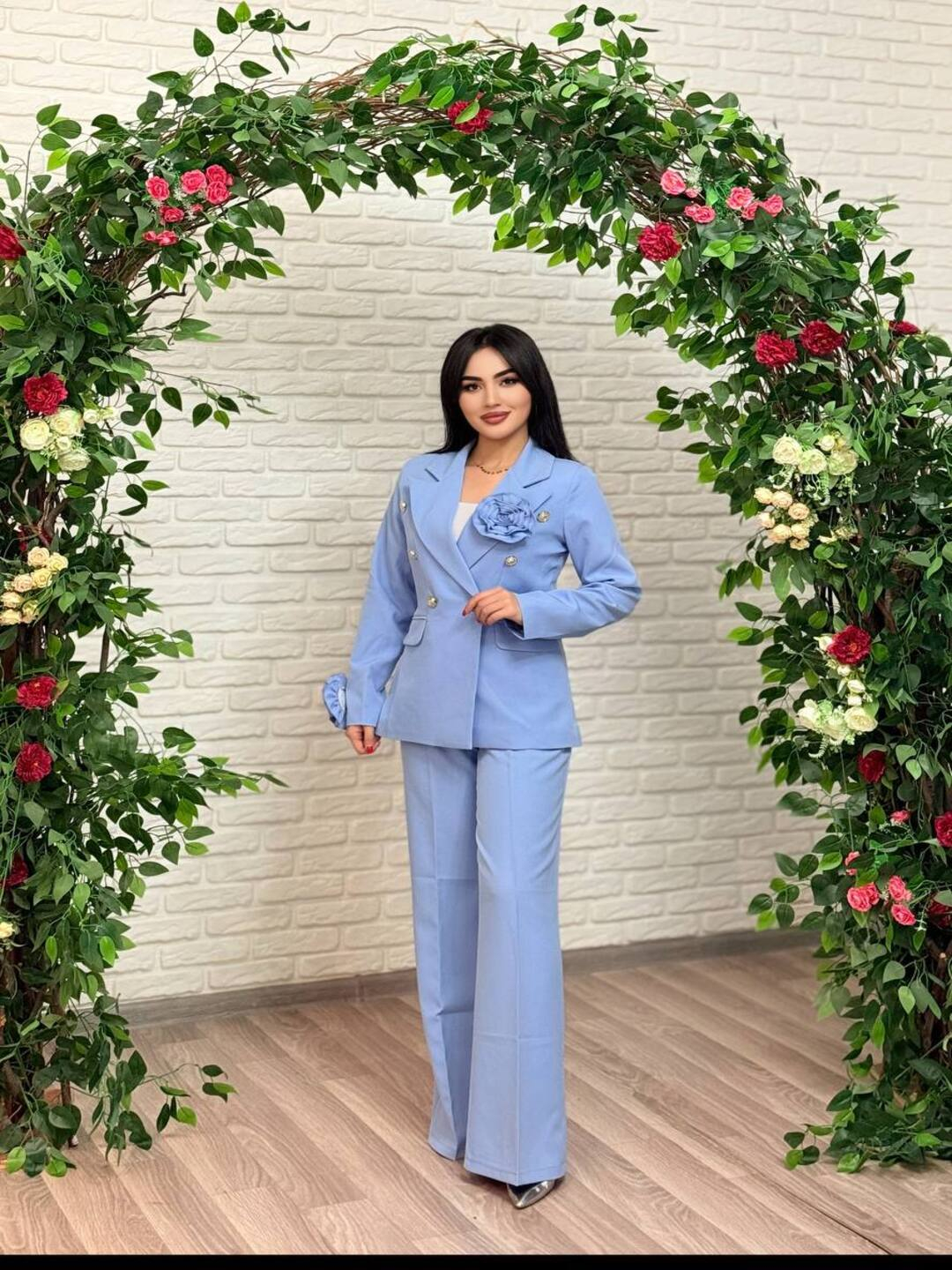 Qizlar sik bilan oynashyapti