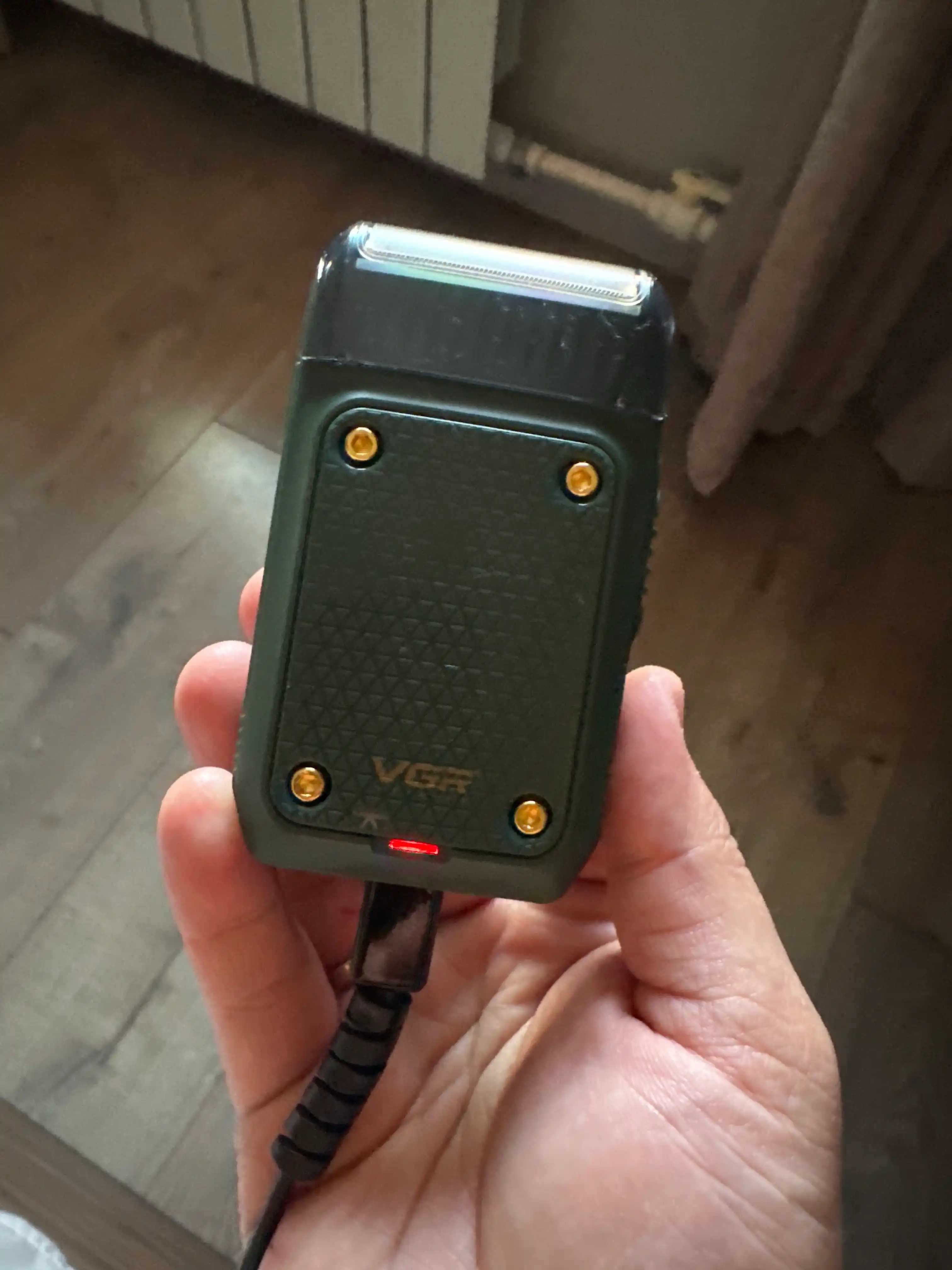 VGR V-353 elektr ustara, o‘rnatilgan trimmer bilan, simsiz portativ sheyver