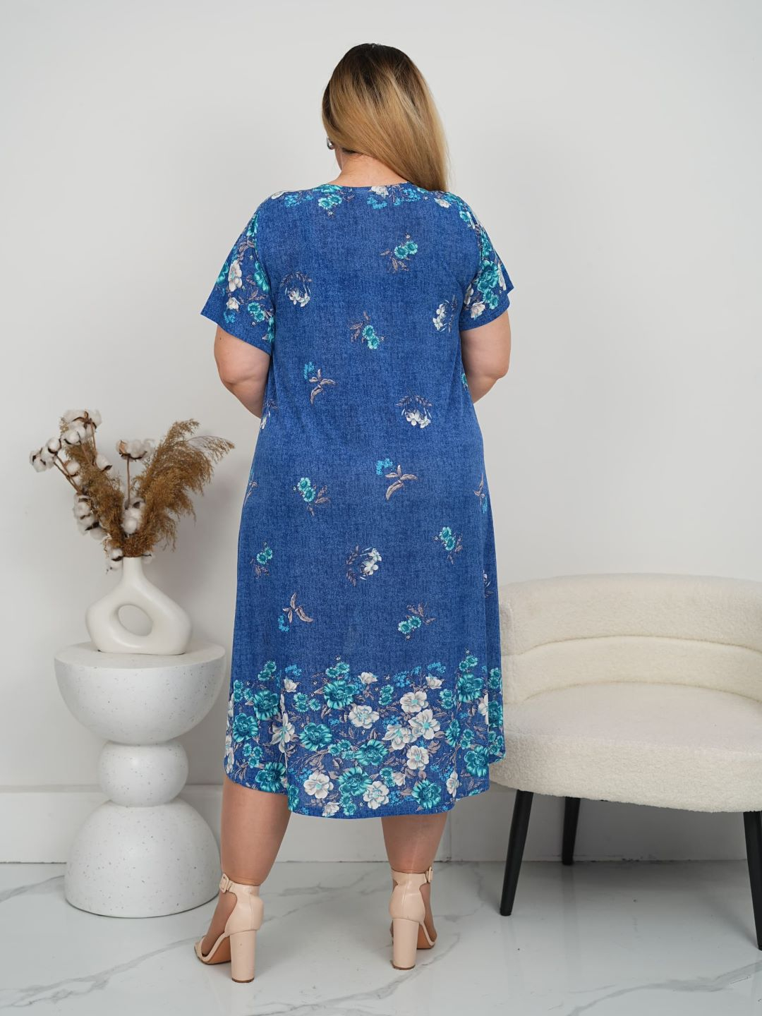 Orqasi burilgan chizilgan mushuk Styuardessaning etagini porno qilish