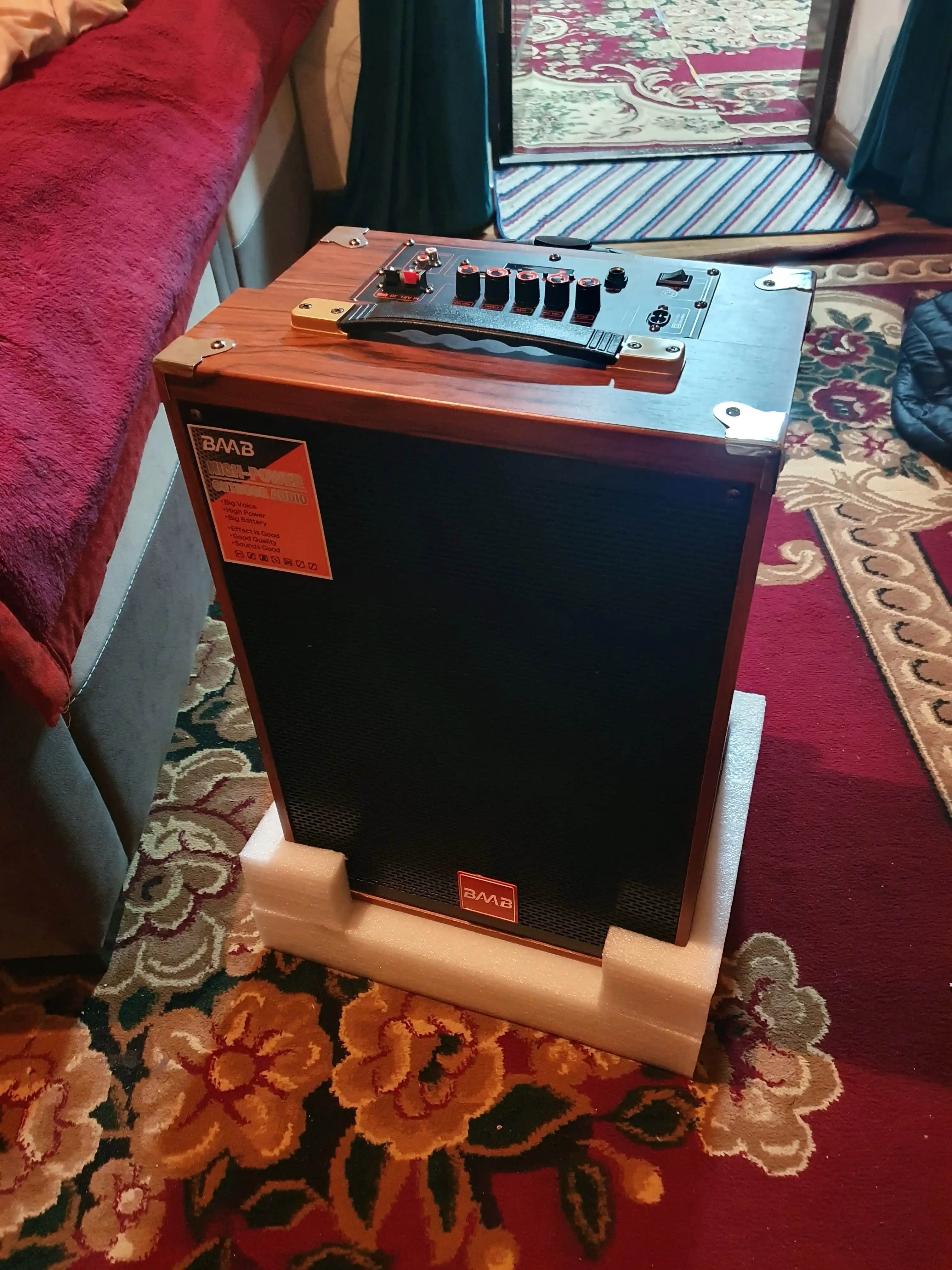 Portativ kalonka karaoke BAAB bluetooth simsiz mikrafon va boshqaruv pultga ega