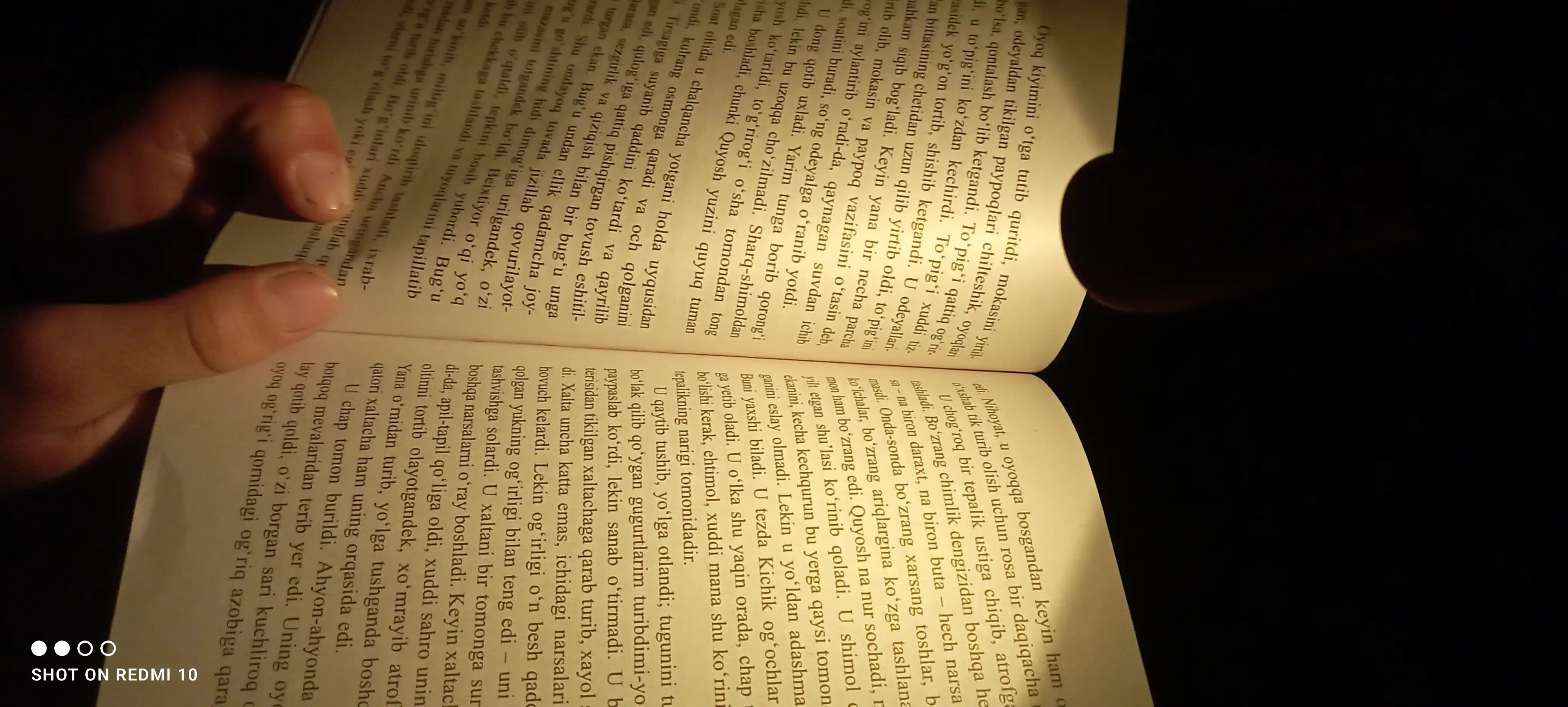 Kitob o‘qish uchun yorug‘lik diodli lampa, stol ustida, qisqichda