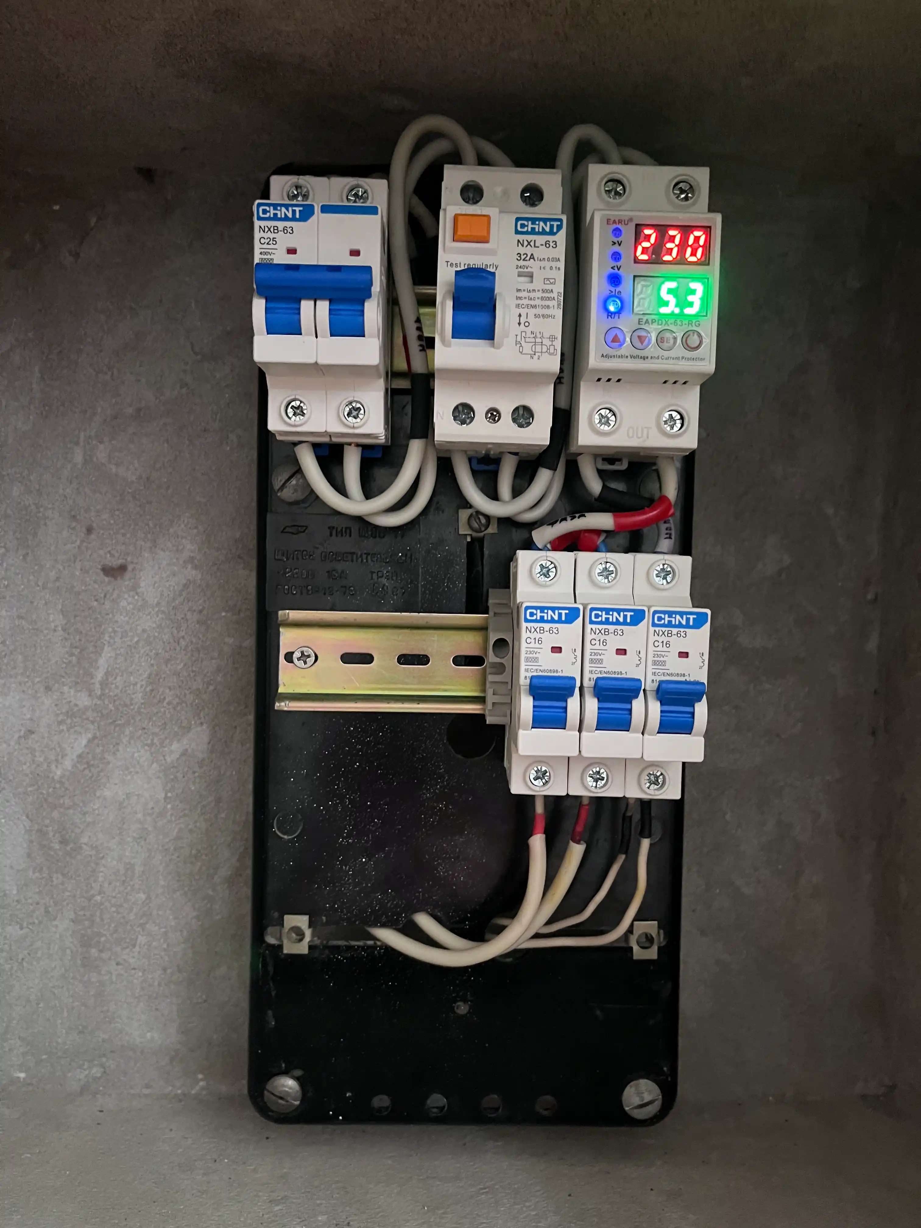 Kuchlanish va quvvat relesi LW, ampermetrli 63A, nol uzilishdan himoya, avtomat