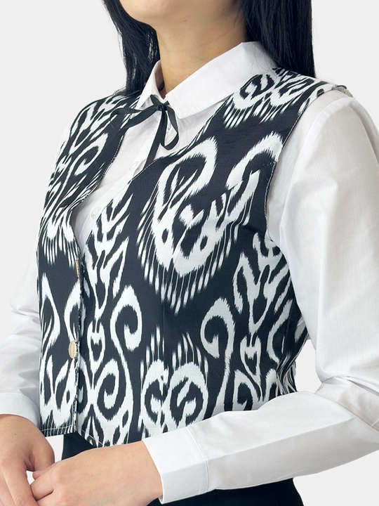 Klassik jaket adras matodan tugma qadalgan ayol qizlar milliy nimchasi