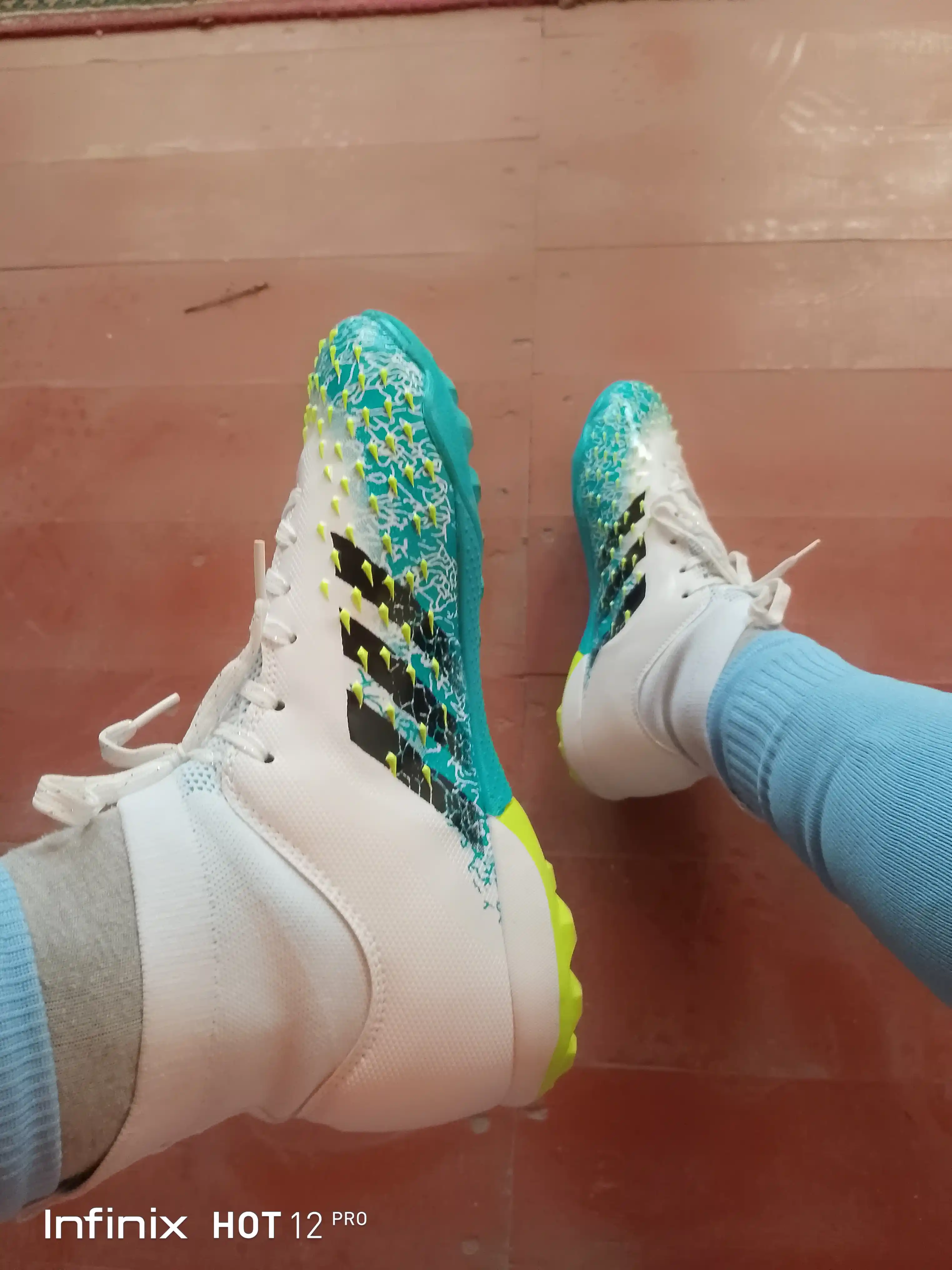 Professional butsi TF, sorokonojka Predator, 3D qoplamli