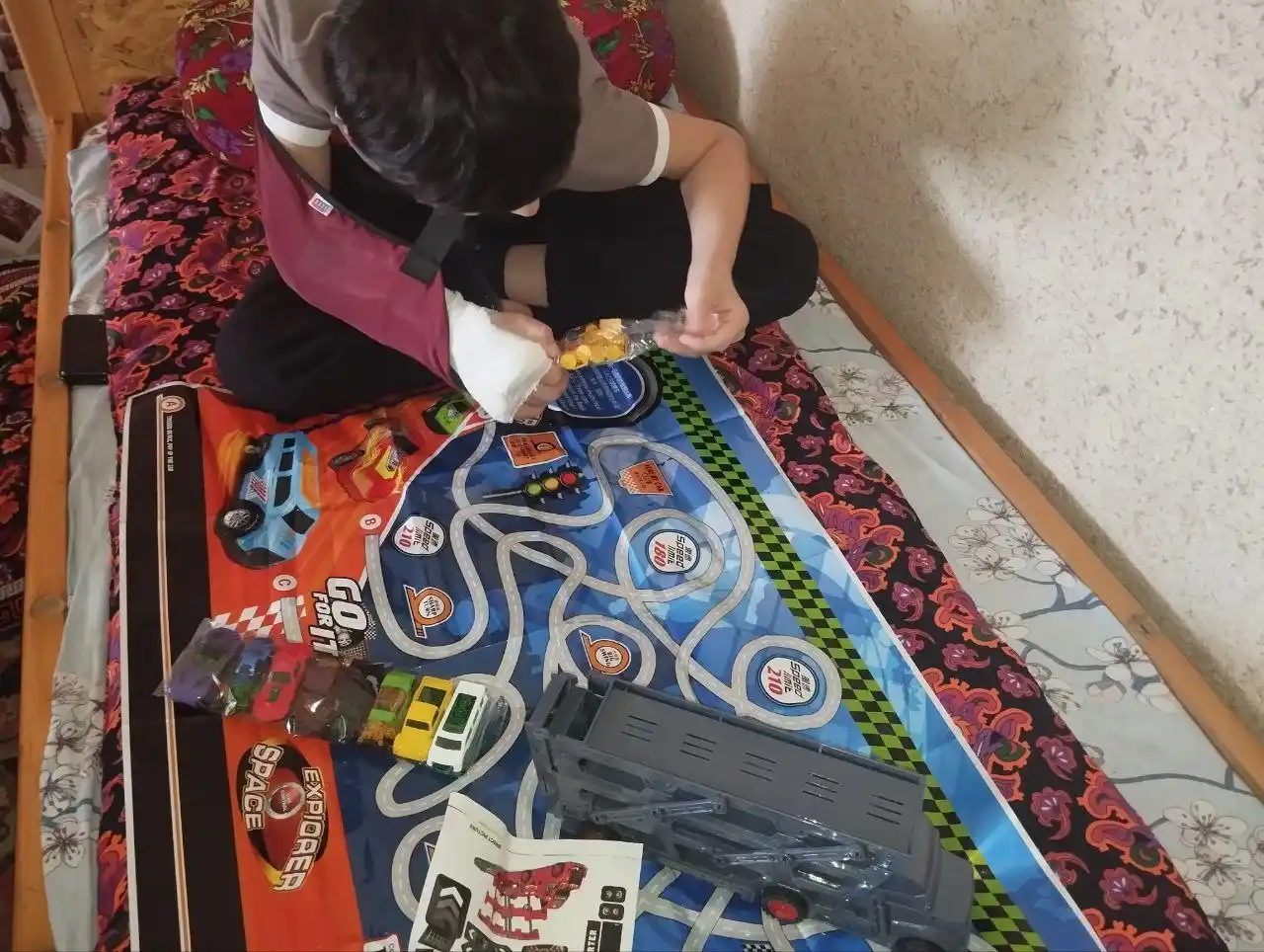 Hot Wheels metall mashinachali avtovoz, katapultali, 8 dona + gilamcha shahar