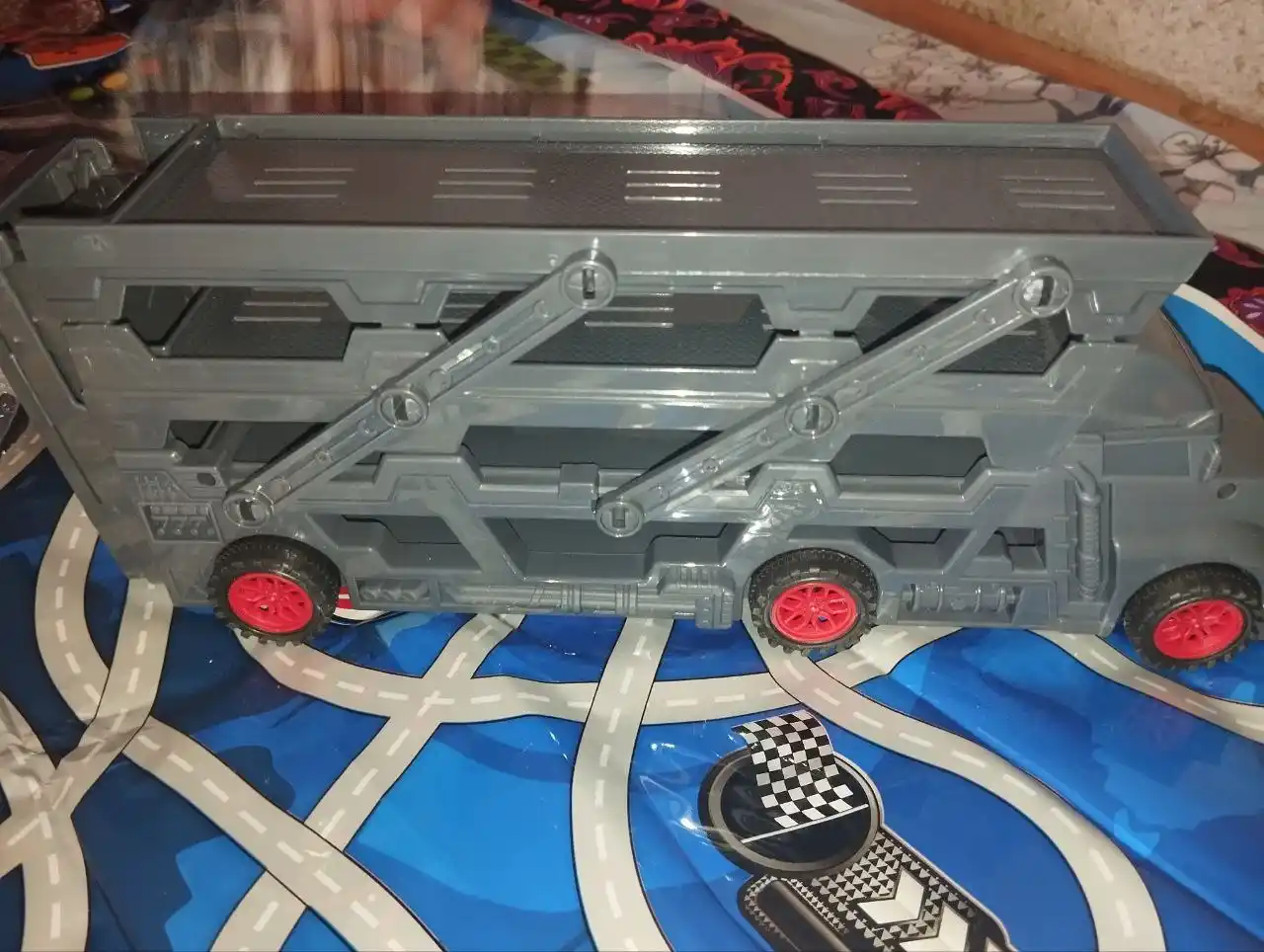 Hot Wheels metall mashinachali avtovoz, katapultali, 8 dona + gilamcha shahar
