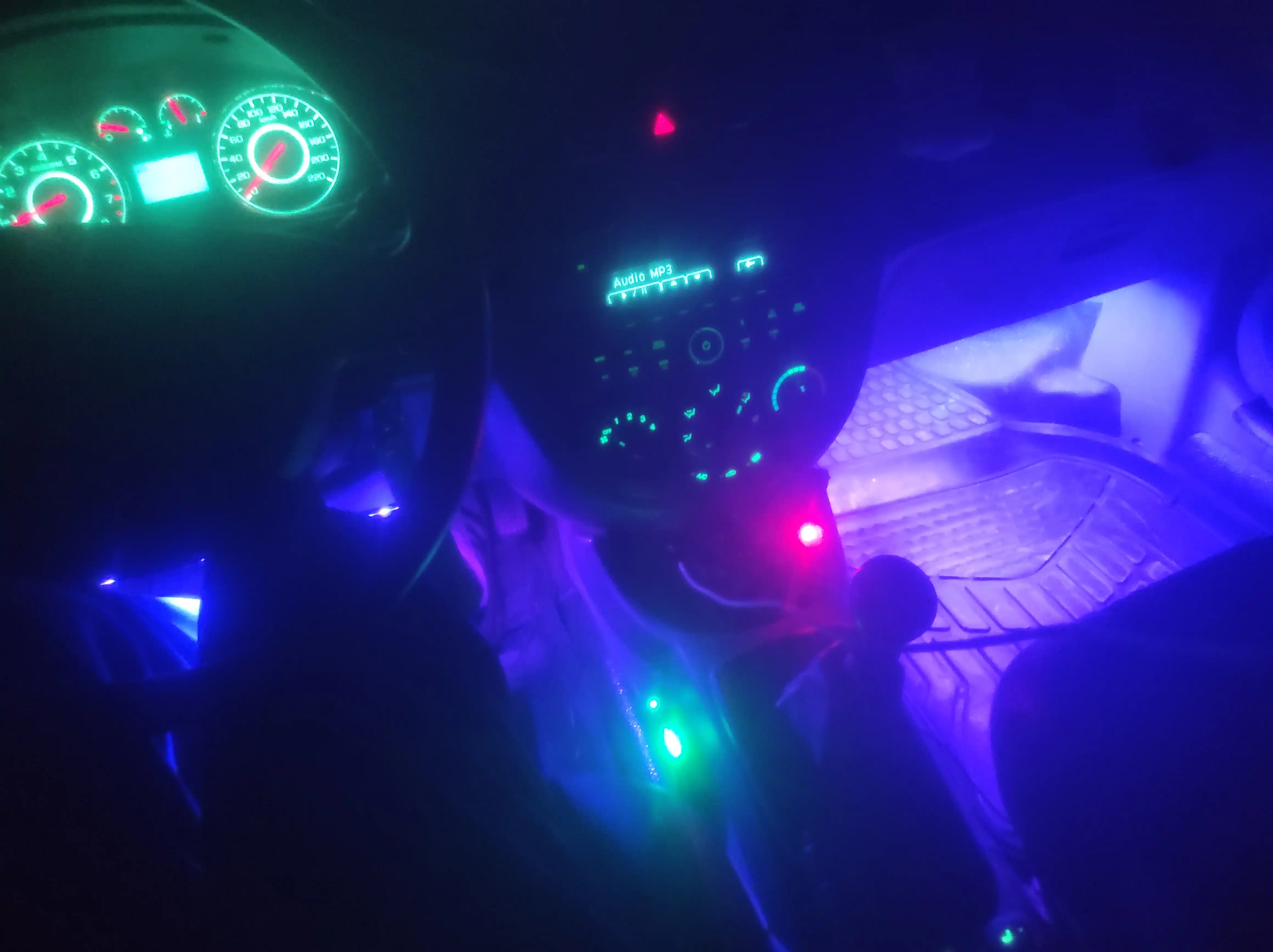 Masofaviy boshqaruv pulti yoki RGB ilovasi bilan salonga 16 m rangli LED yoritgich, oyoqlarga ham yoritgich