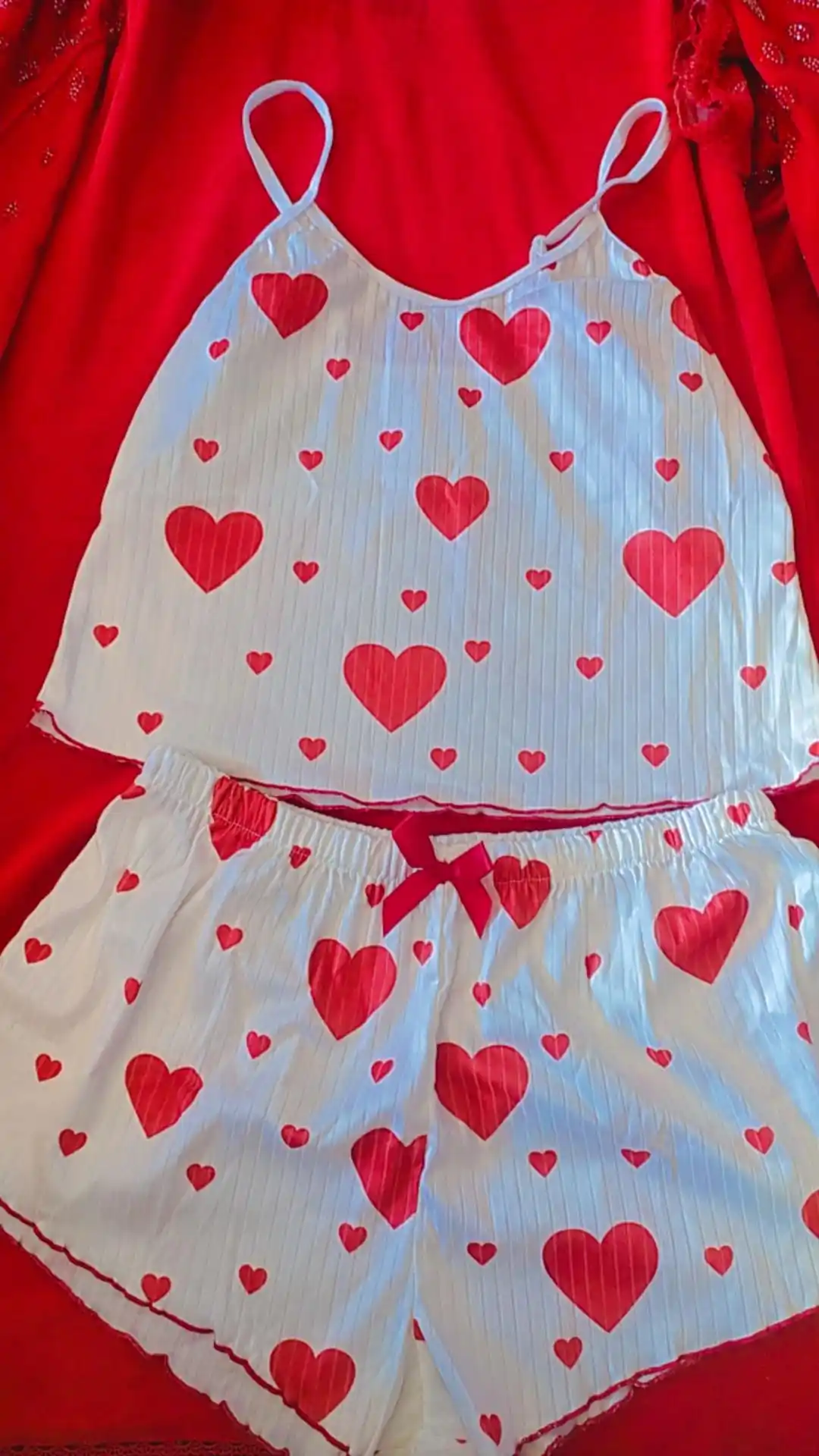 Ayollar uchun uy kiyimi: yurakcha naqshli shortik va top bilan pijama komplekt