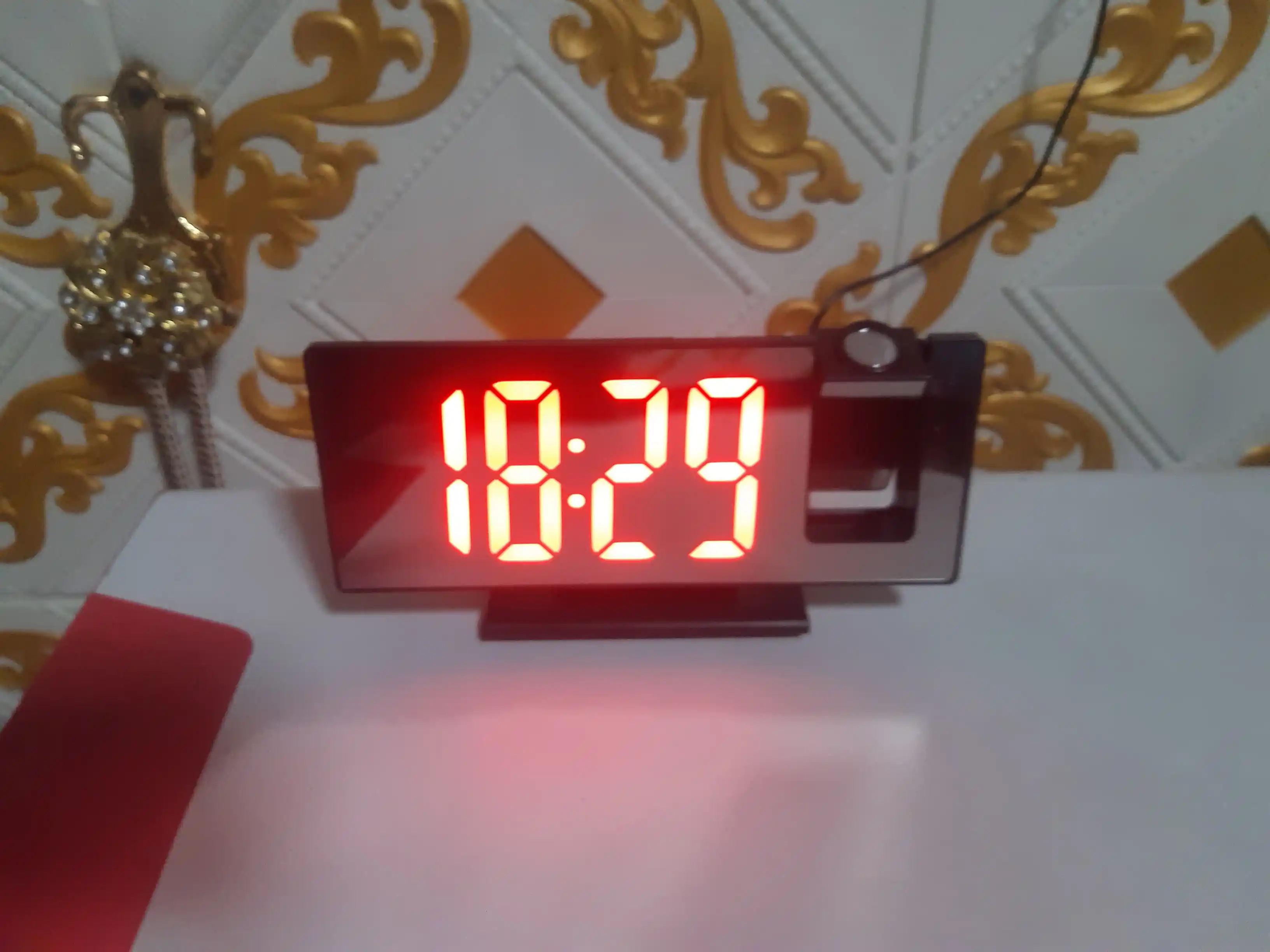 Harorat datchigiga ega budilnikli, shiftga proyeksiyalangan elektron stol soati