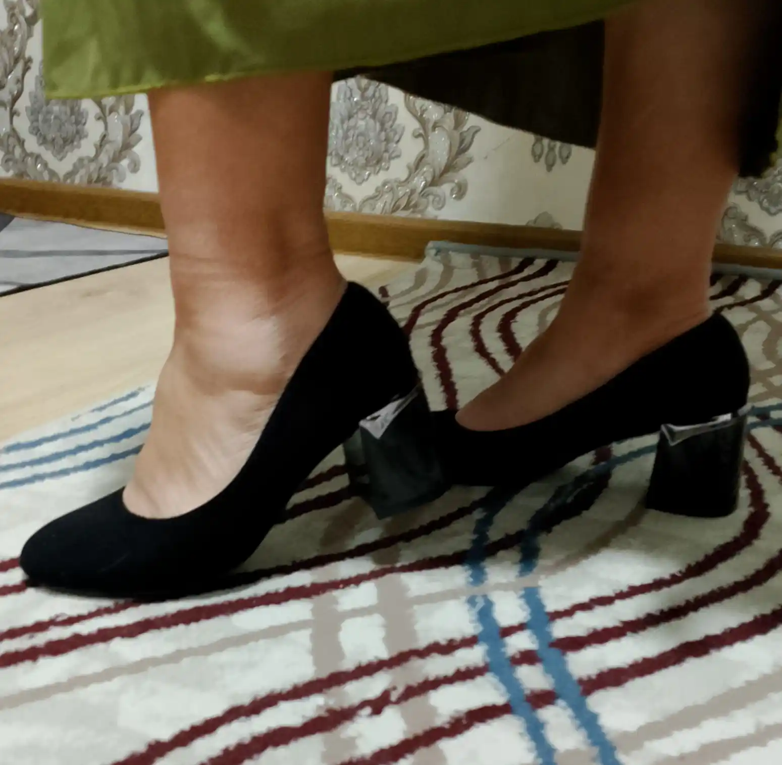 Ayollar qayiqchali tuflilari o'rta qalin, 6 sm poshnali, o'tkir uchli burunli