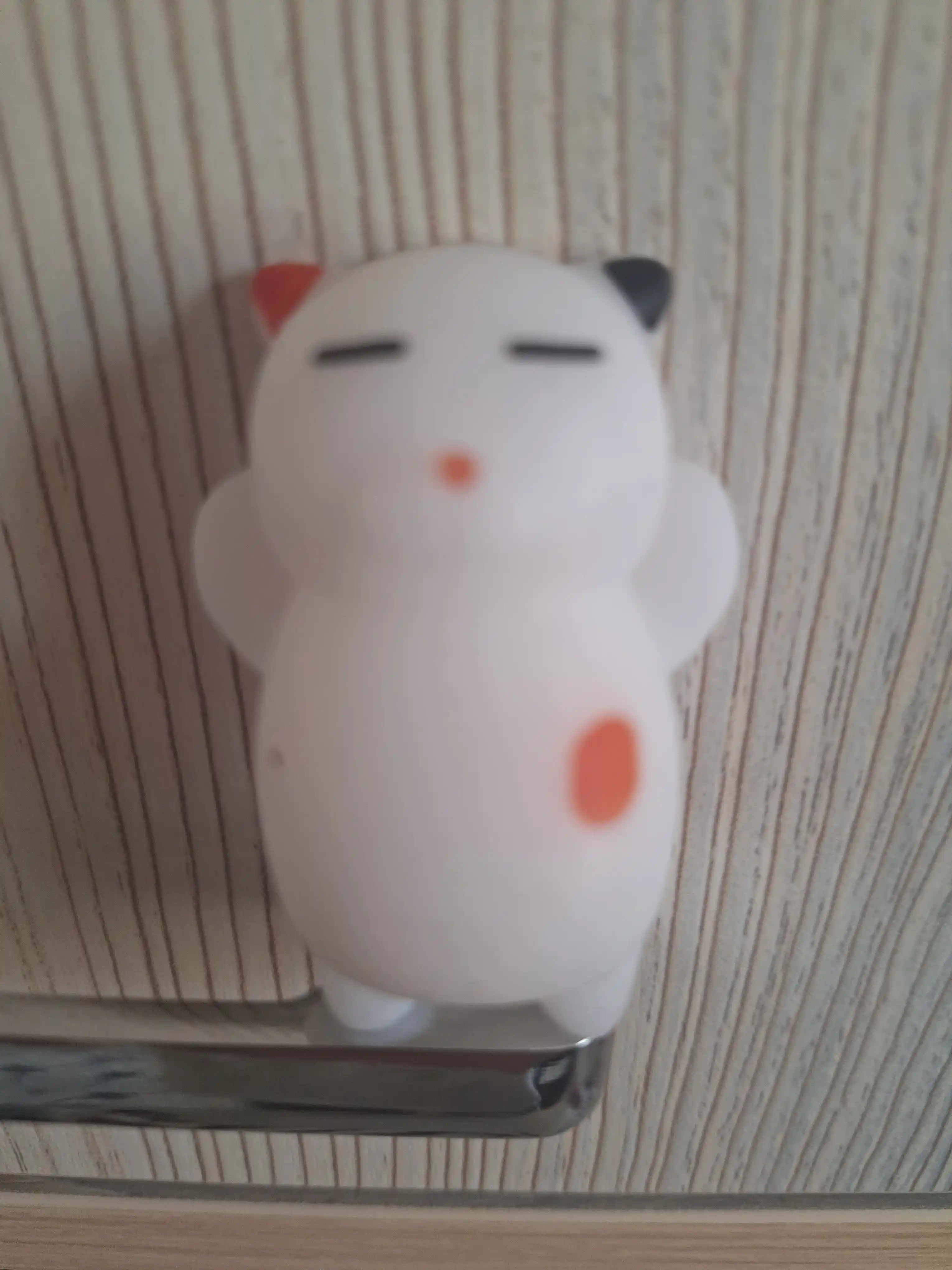 Mushuk Mochi telefonida stressga qarshi skvish o'yinchoq