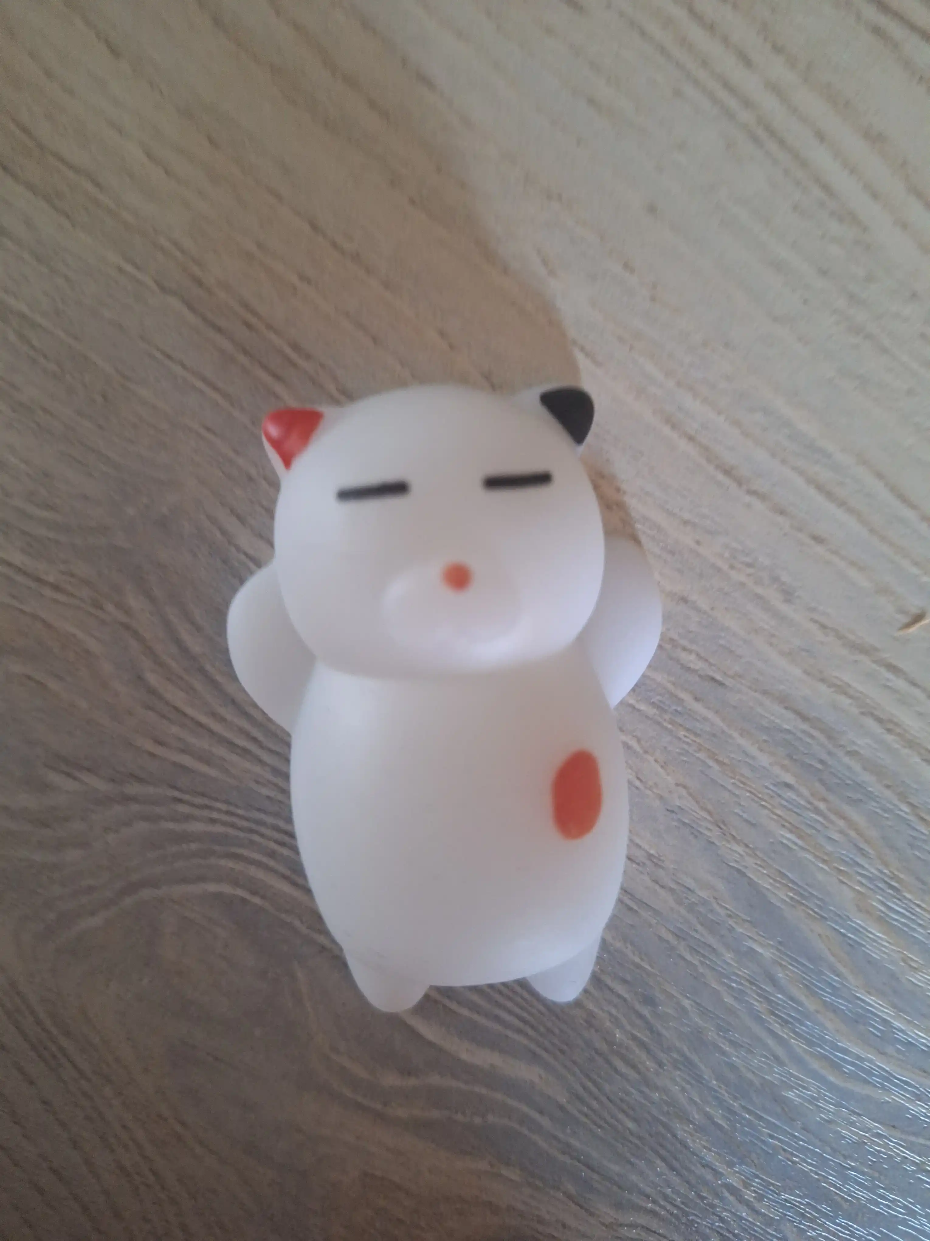 Mushuk Mochi telefonida stressga qarshi skvish o'yinchoq