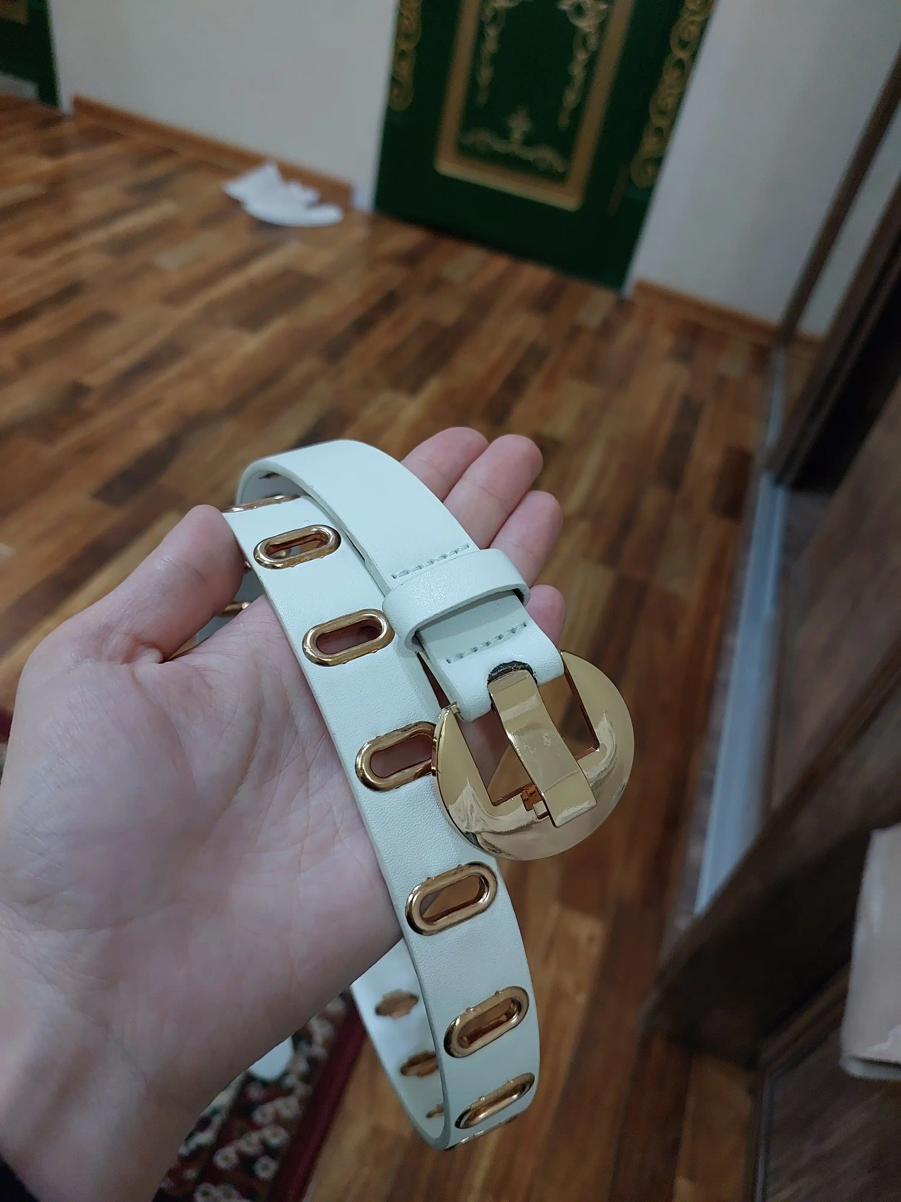 Metall qisqichli, eko - teridan yasalgan ayollar kamari