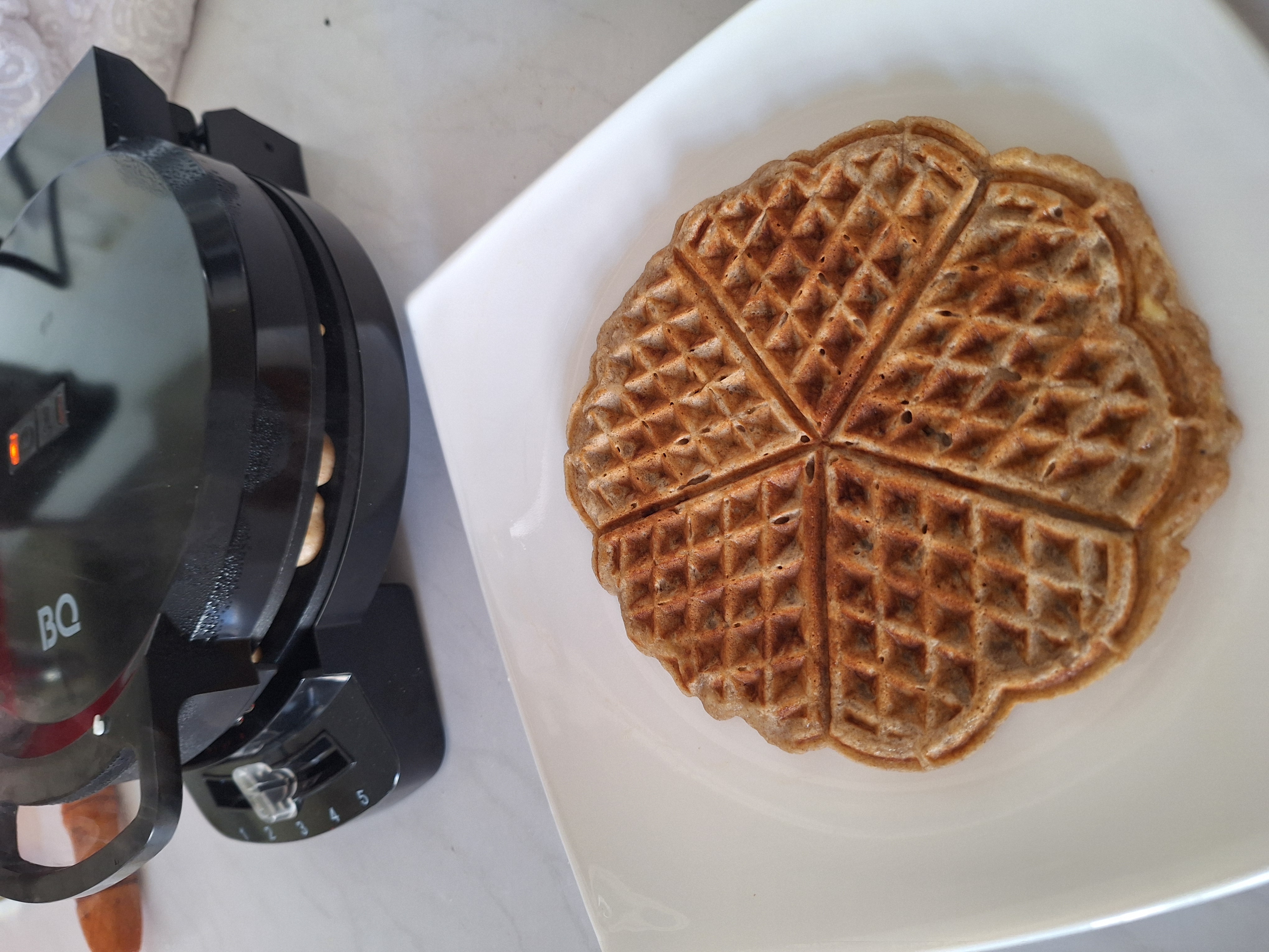 Vafelnitsa, vaflilar uchun mini-vafelnik BQ ST1001, Non-Stick PRO yonginga qarshi qoplamasi