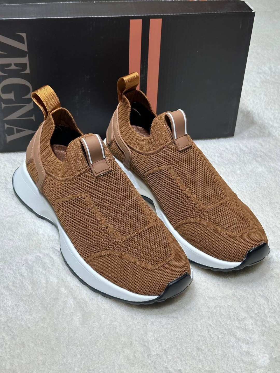 Erkaklar sargish kiyimini yechish