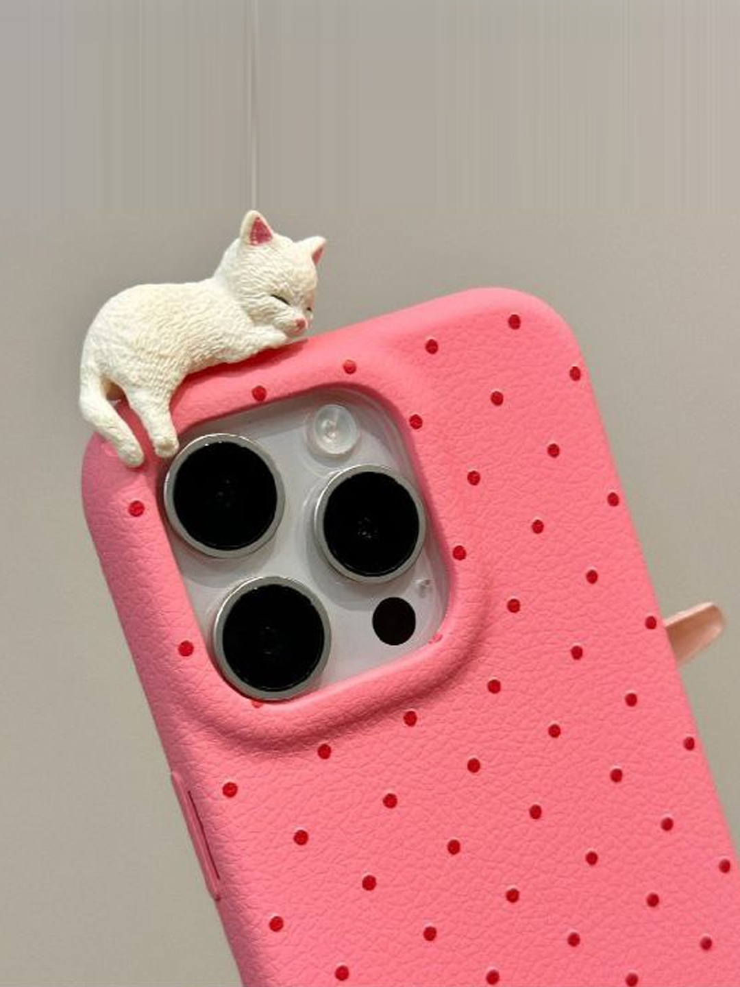 U mushuk suratini yalaydi Yalangoch qoshiqchi qozon ustida