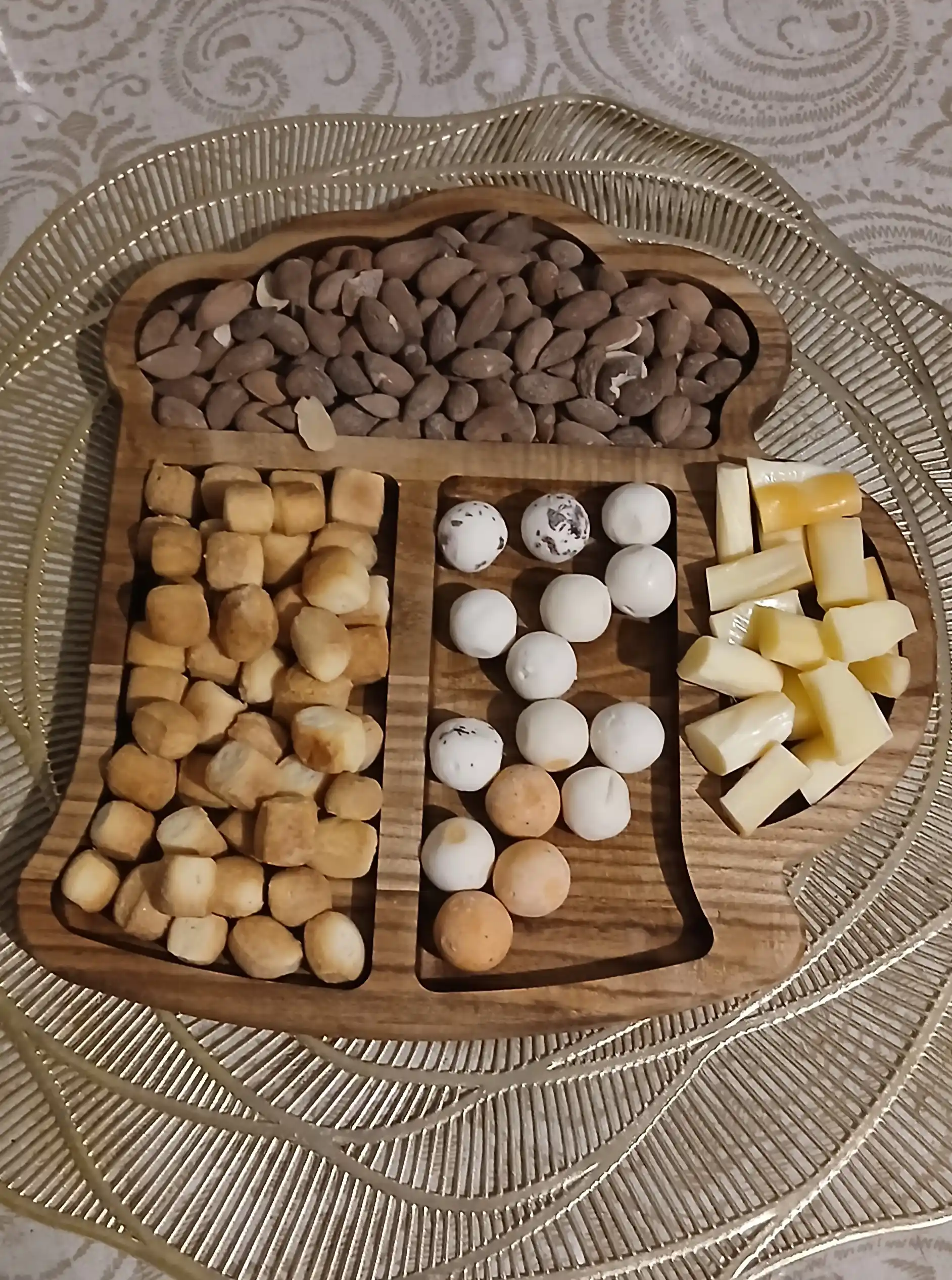 Aperitiflar uchun yog'och almashtirgich, krujka shaklidagi mevali plastinka