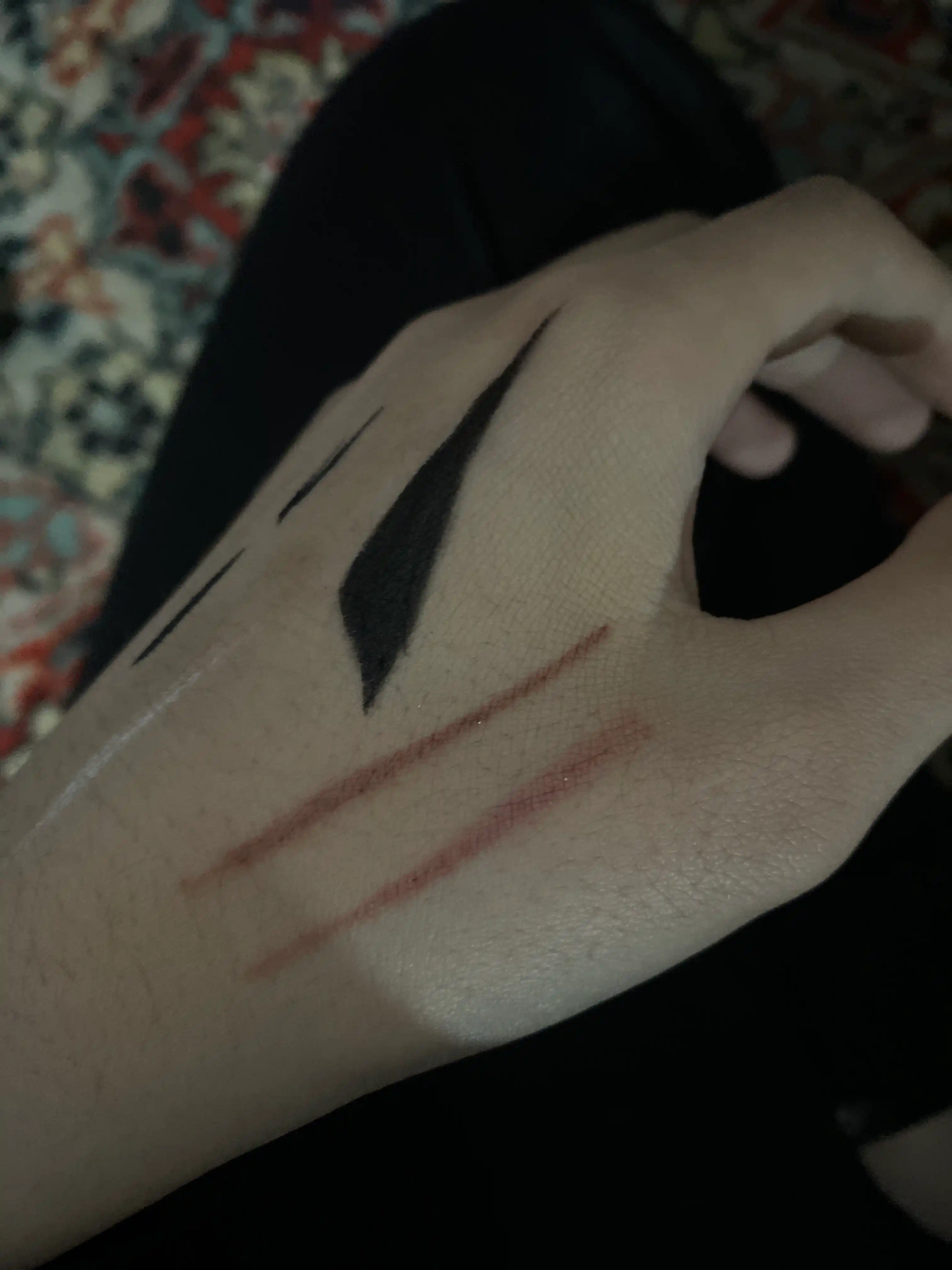 Eyeliner qora, lab bo'yog'i jigarrang, jel, suv o'tkazmaydigan
