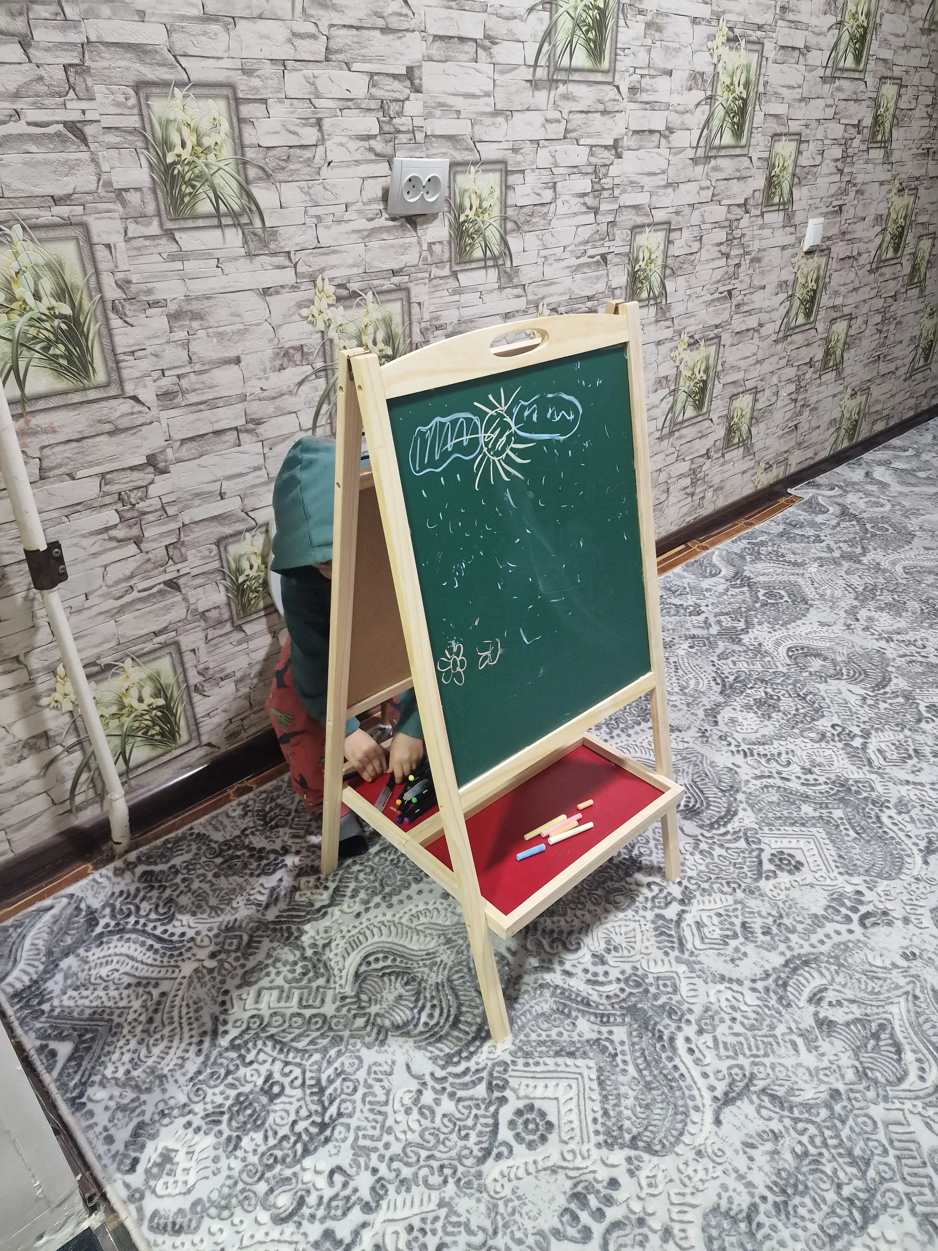 Bolalar molberti, bo'r va marker bilan, chizish uchun magnit doska