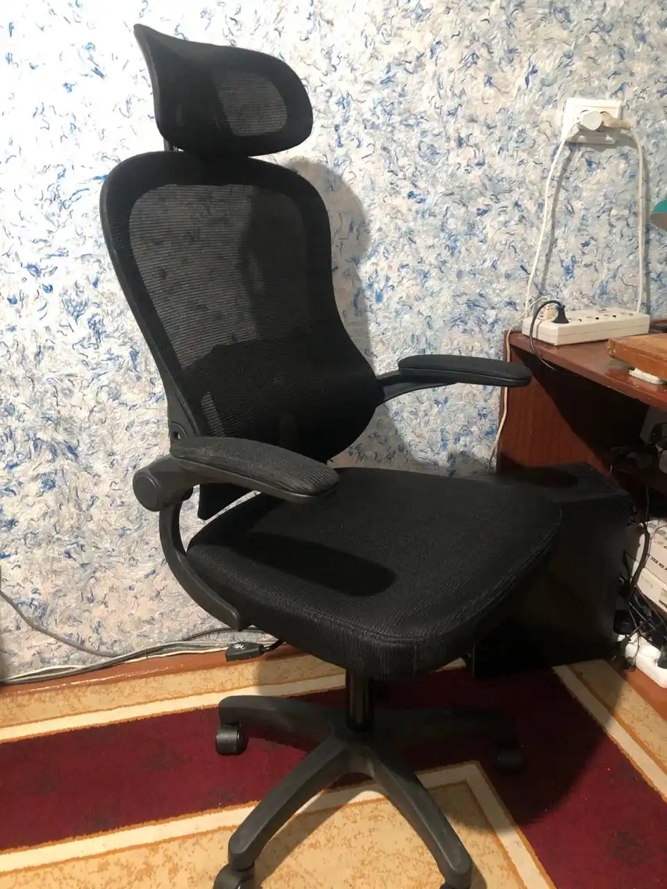Orqa suyanchig‘i va bosh suyanchig‘i to‘rdan iborat CLERO ofis kreslosi, 120 kg gacha yuk ko‘taradi