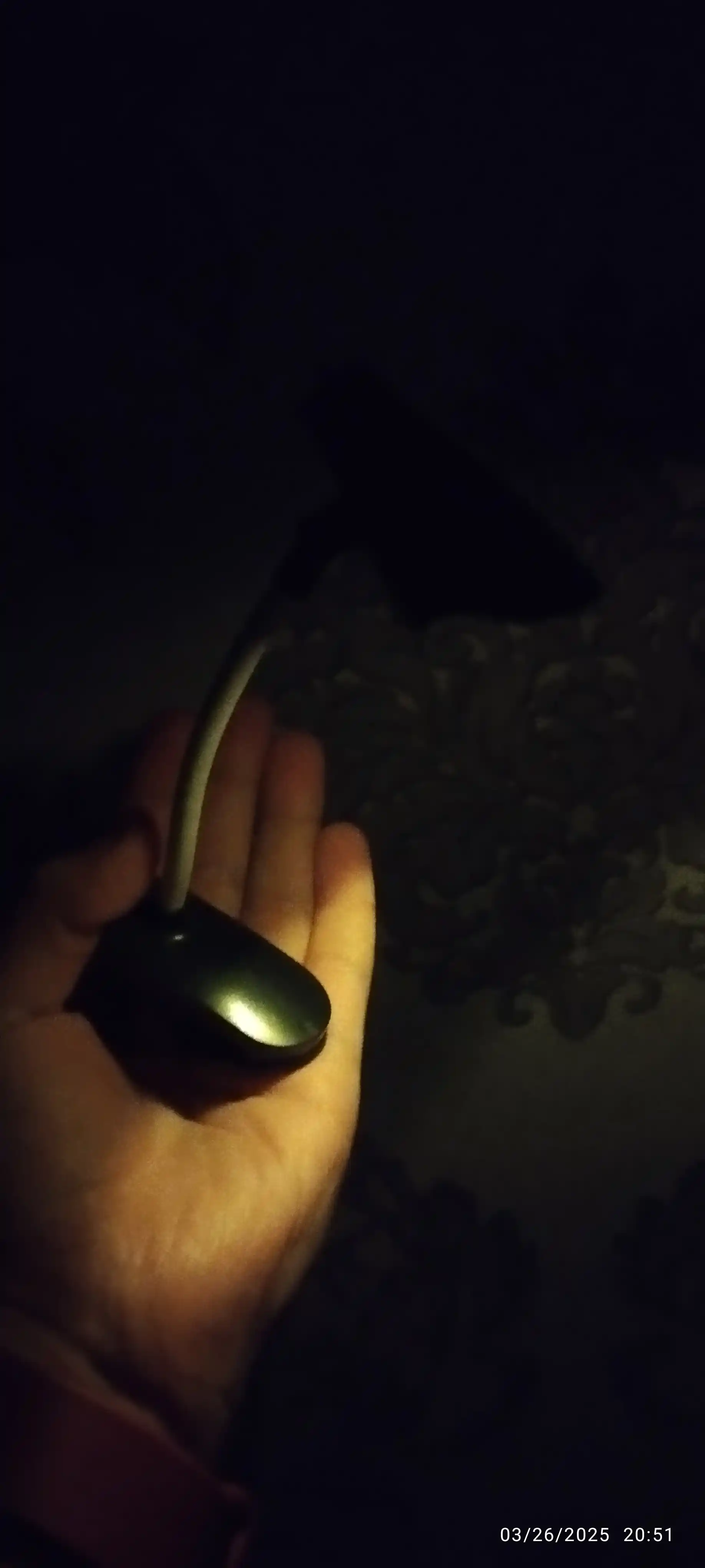 Kitob o‘qish uchun yorug‘lik diodli lampa, stol ustida, qisqichda