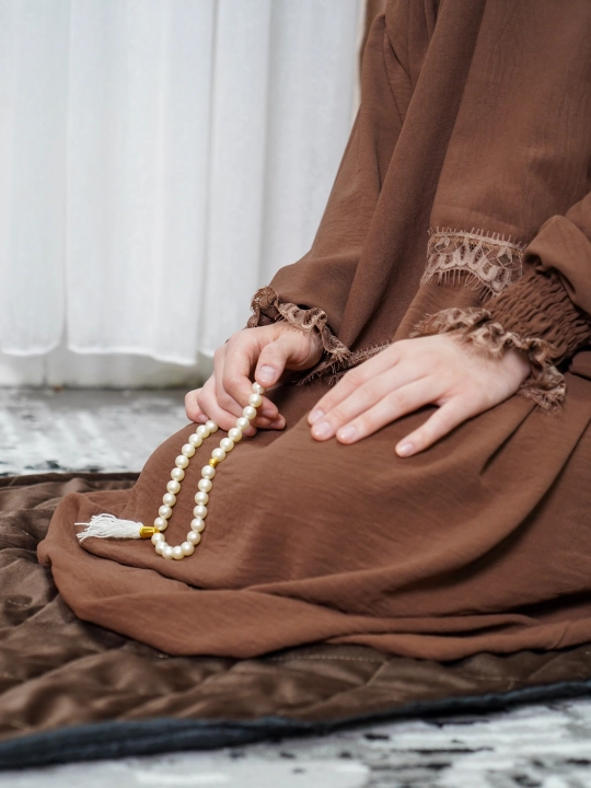 Abaya ko‘ylagi, himar, joynamoz, tasbeh, karobka va lentali sovg‘a to‘plami