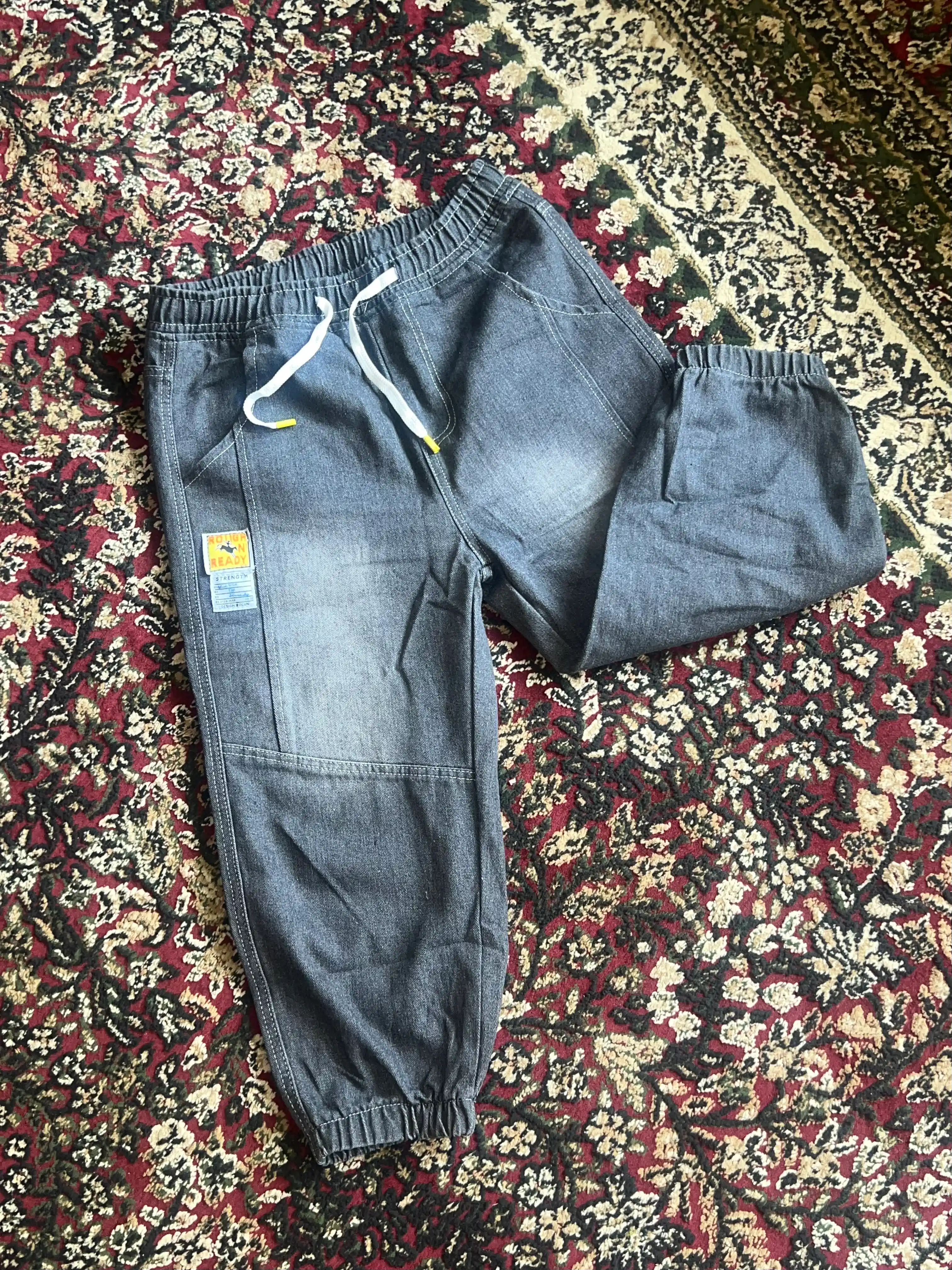 Erkaklar uchun jinsi shortilar, bahor, yoz, kuz uchun