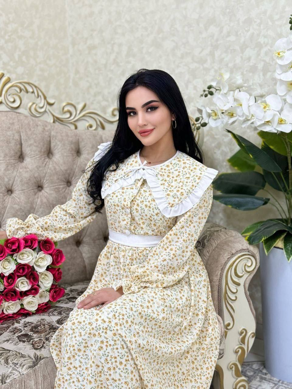 Yalangoch mushuklarning yaqindan suratlari Madonna sohilda yalangoch