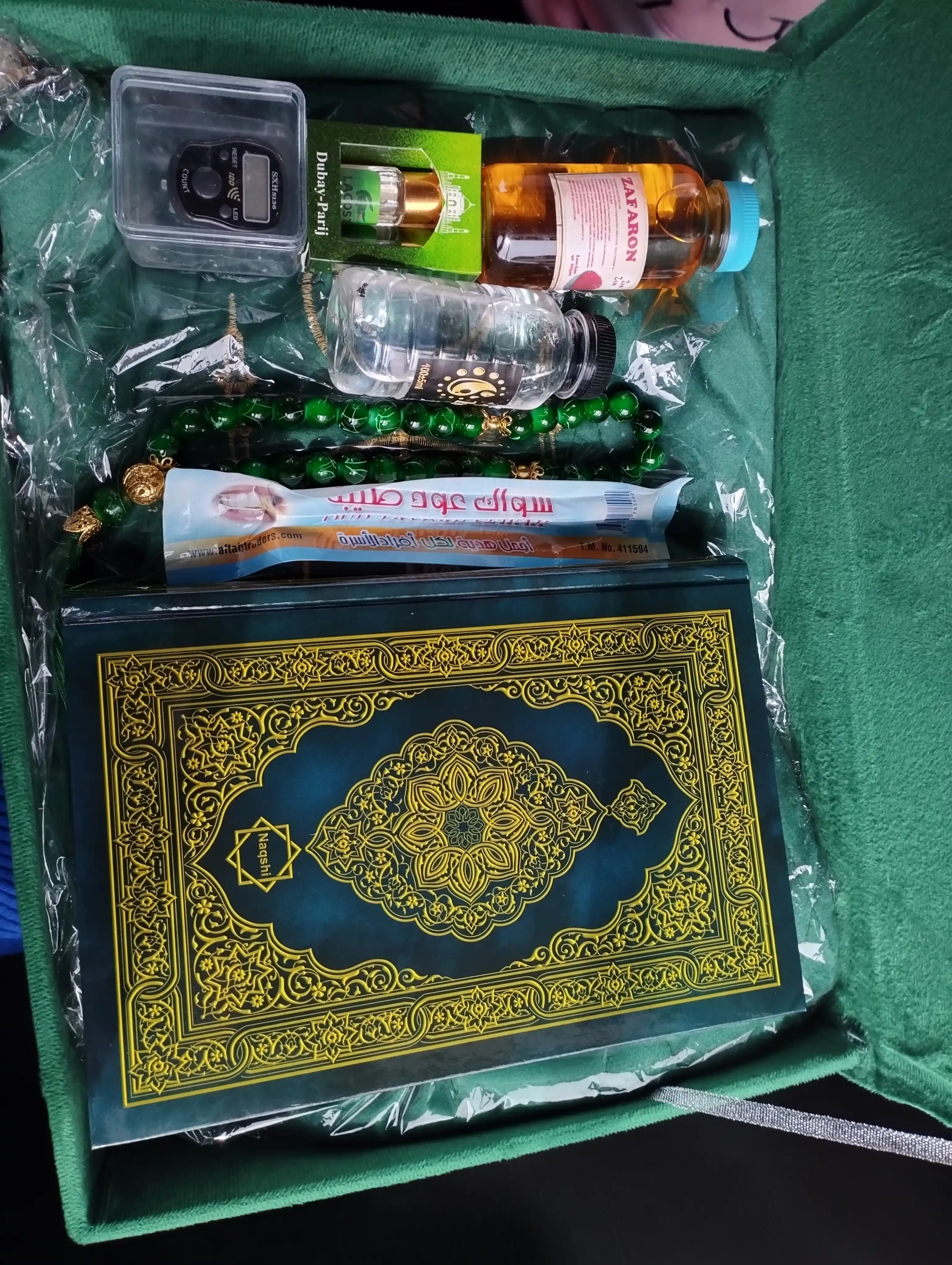Diniy to'plam ibodat uchun, kitob, joynamoz, tasbeh, misvak, mushkambar, sovg'a qutisida