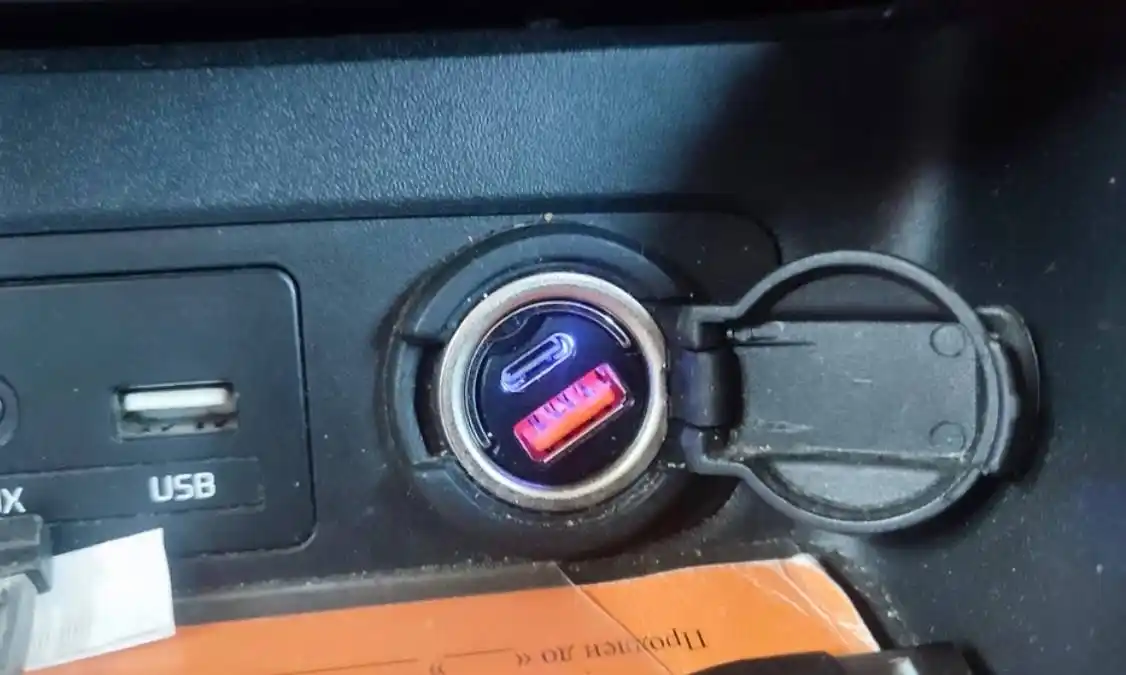 Avtomobil zaryadlovchi, USB-A + Type C