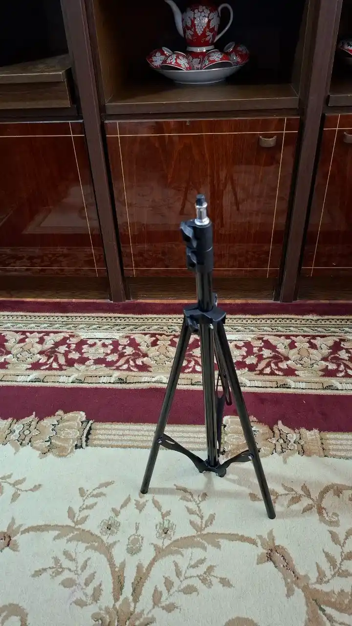 Smartfon orqali boshqariladigan aqlli RGB lampochka