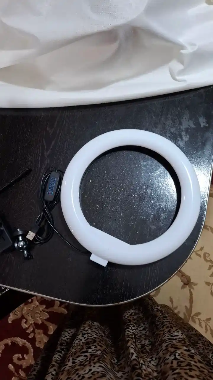 Smartfon orqali boshqariladigan aqlli RGB lampochka