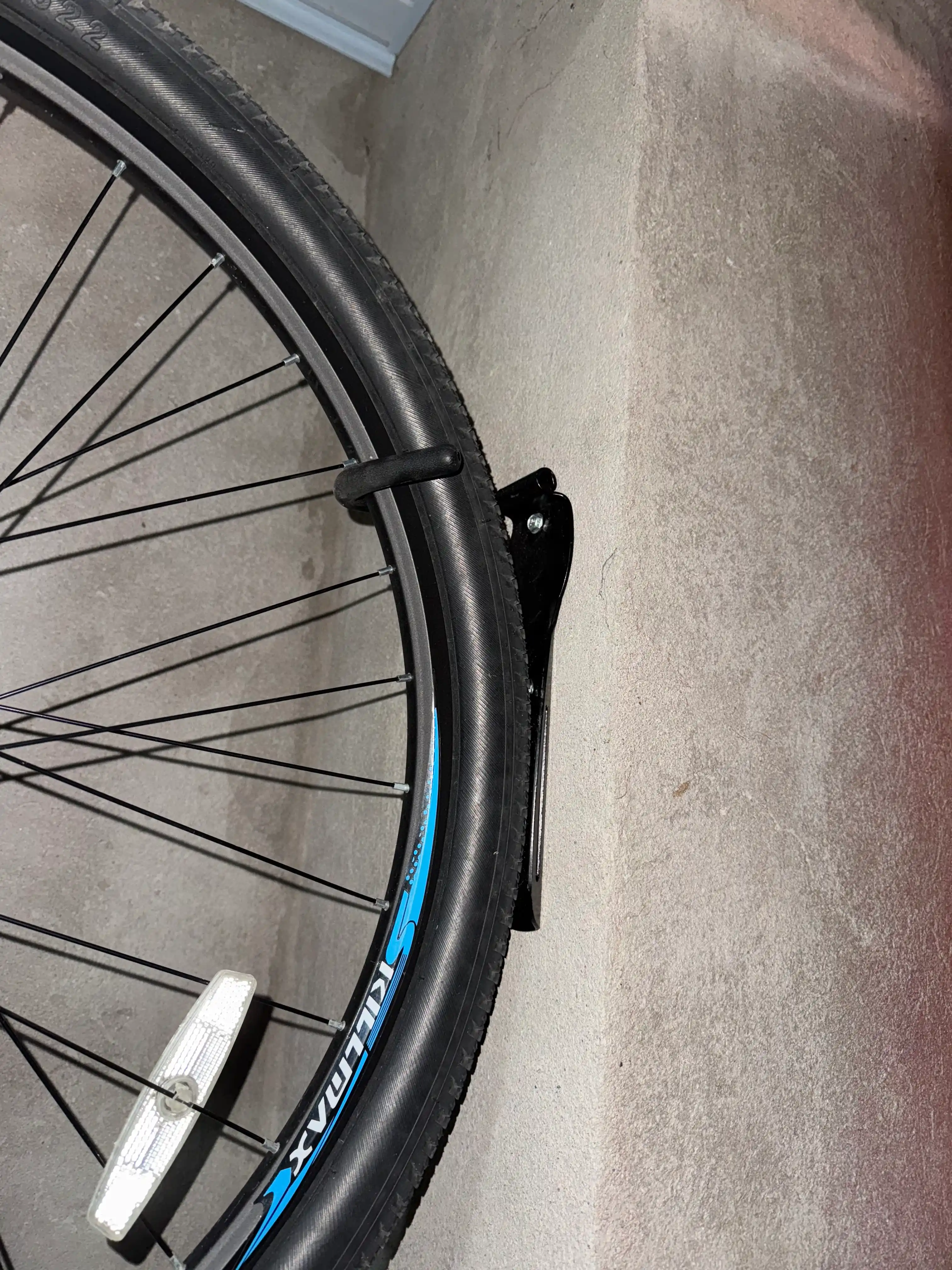 Devorga o'rnatilgan velosiped tokchasi