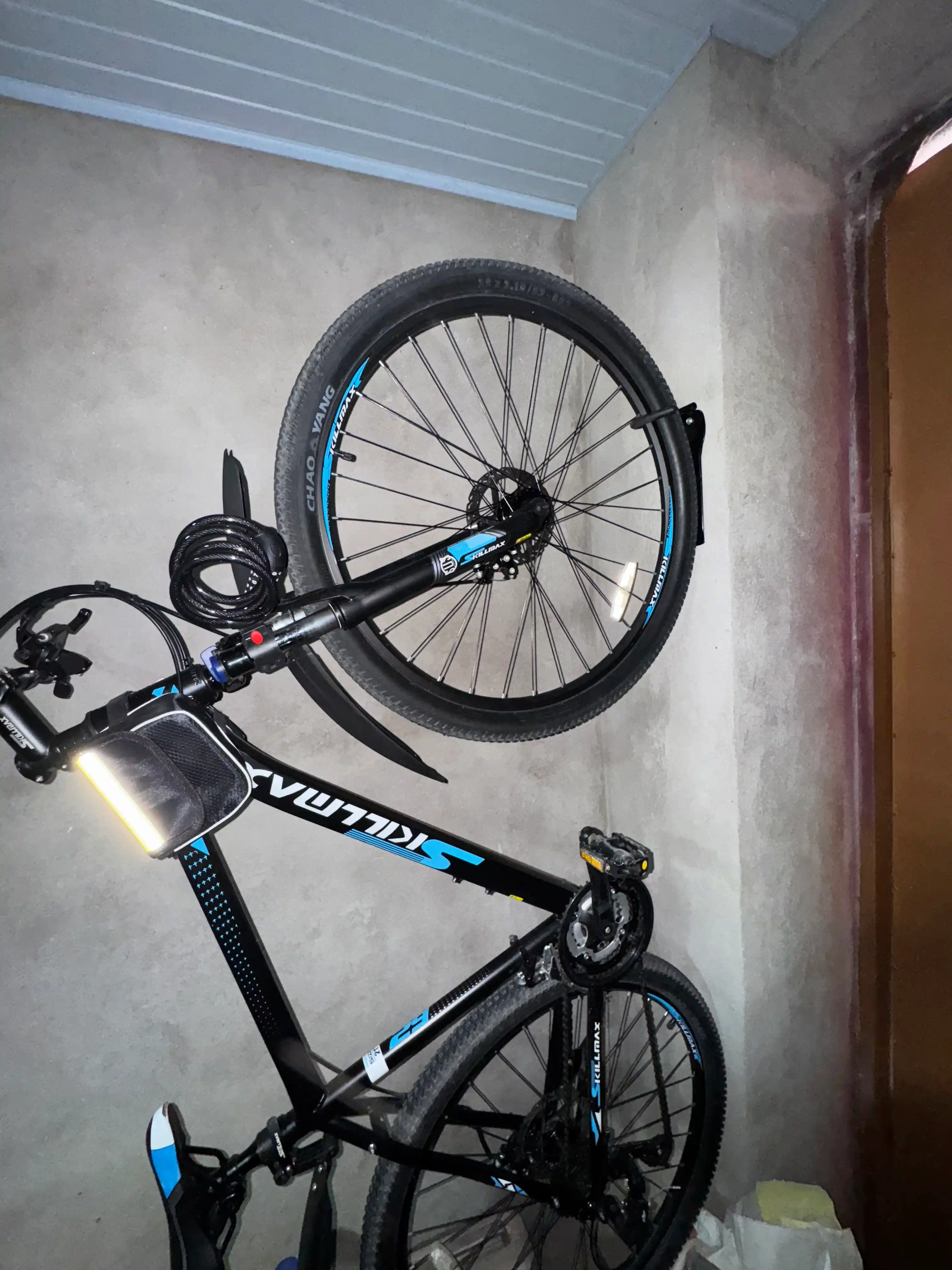 Devorga o'rnatilgan velosiped tokchasi