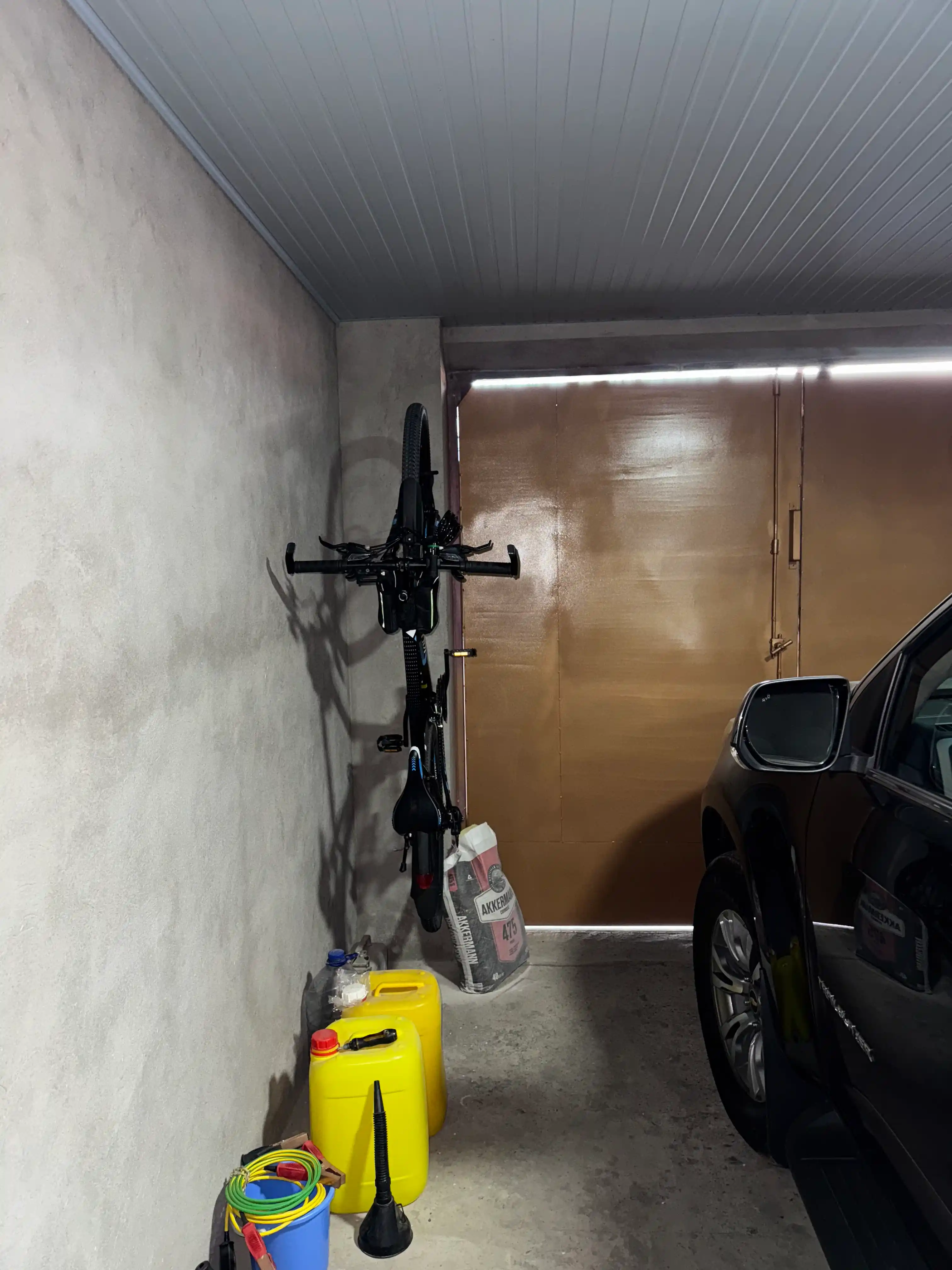 Devorga o'rnatilgan velosiped tokchasi