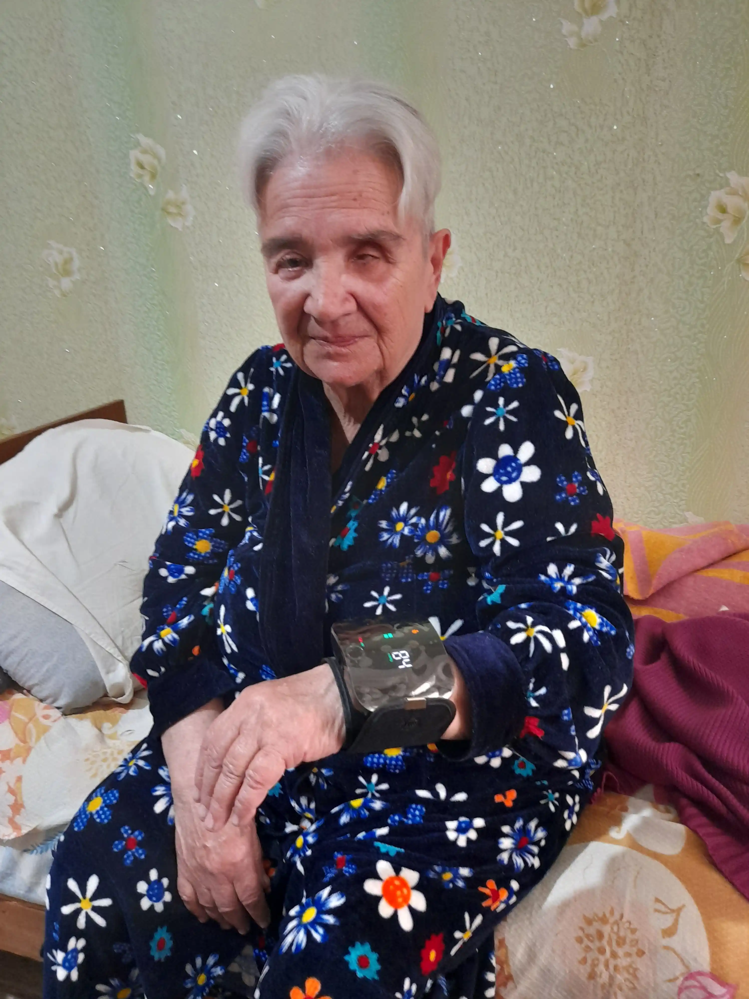 Тонометр на запястье автоматический, с сенсорным экраном