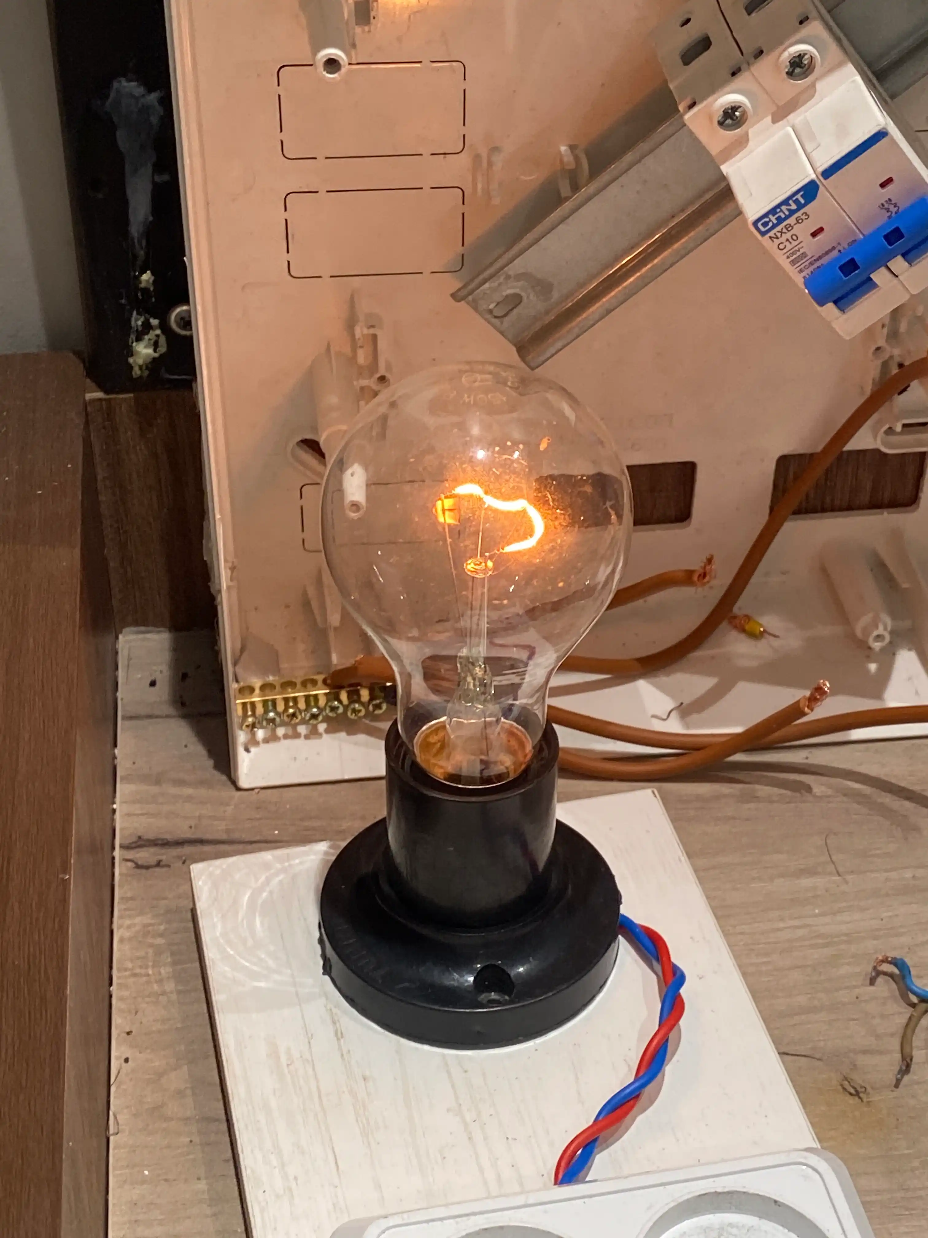 Avtomobil invertori 12V/24V dan 220V ga, 1500 Vt — 4 ta USB port, metall korpus