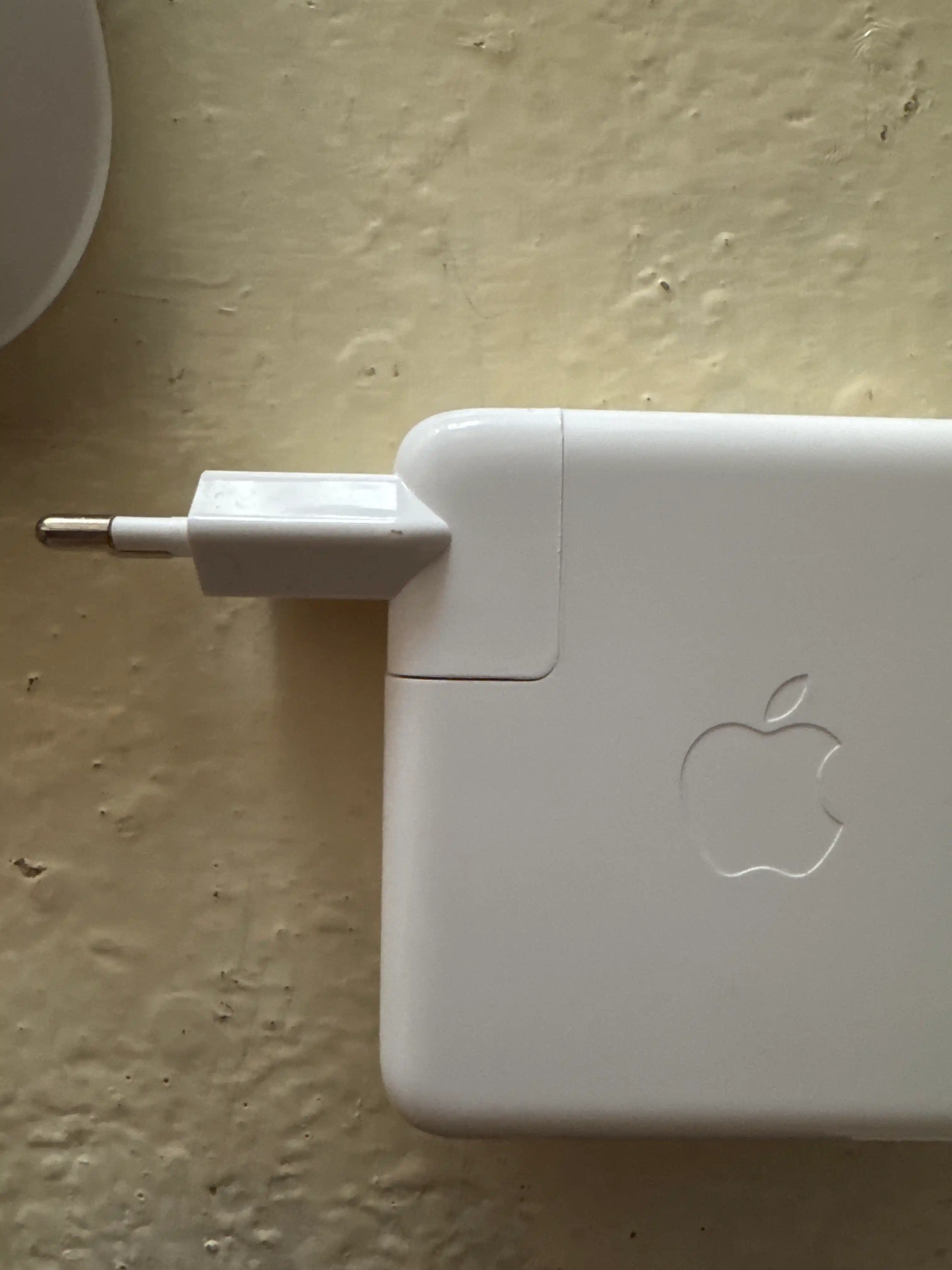 Macbook quvvat manbai va boshqa qurilmalar uchun evro adapter